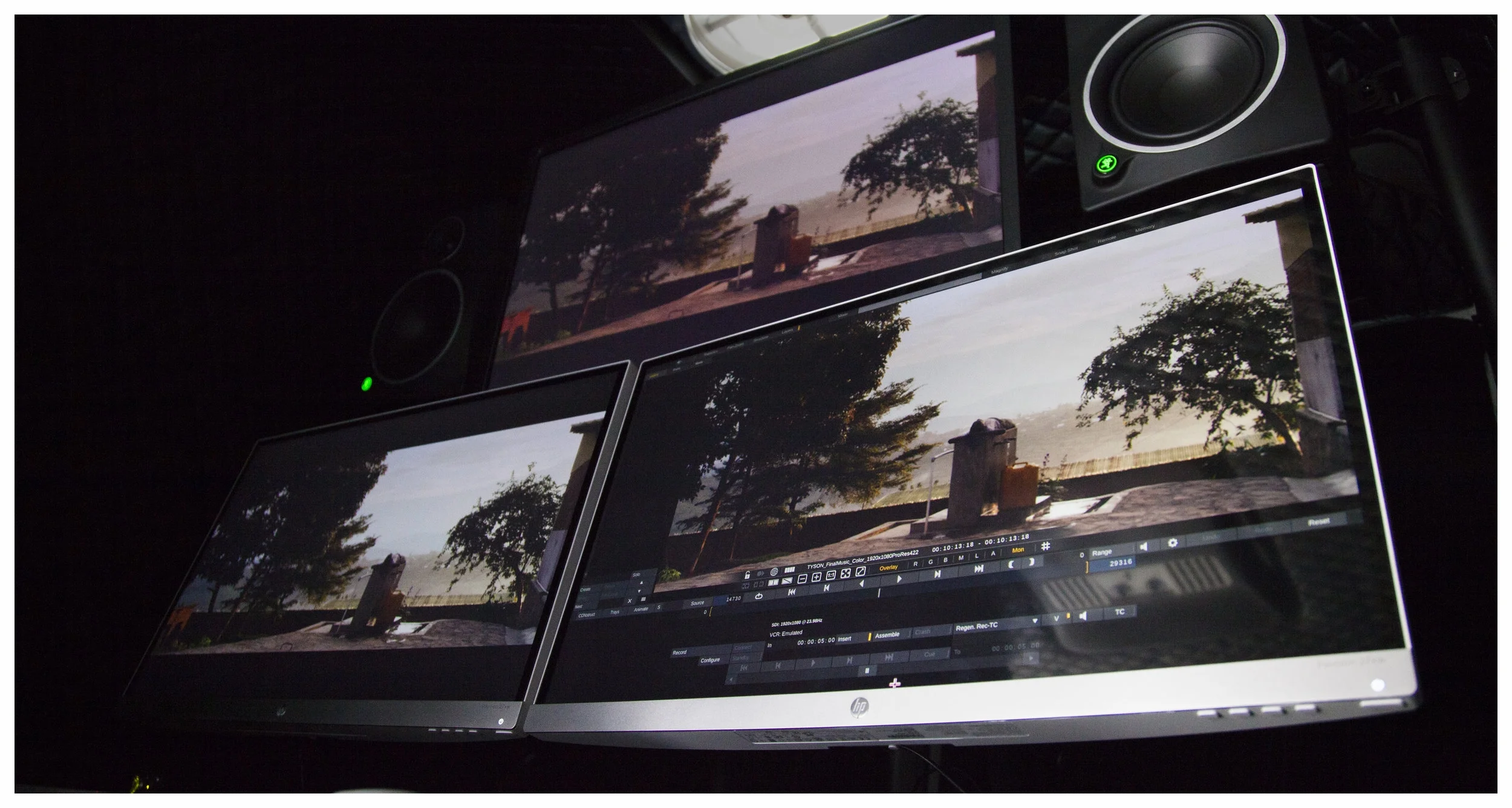 Van_3monitors.jpg