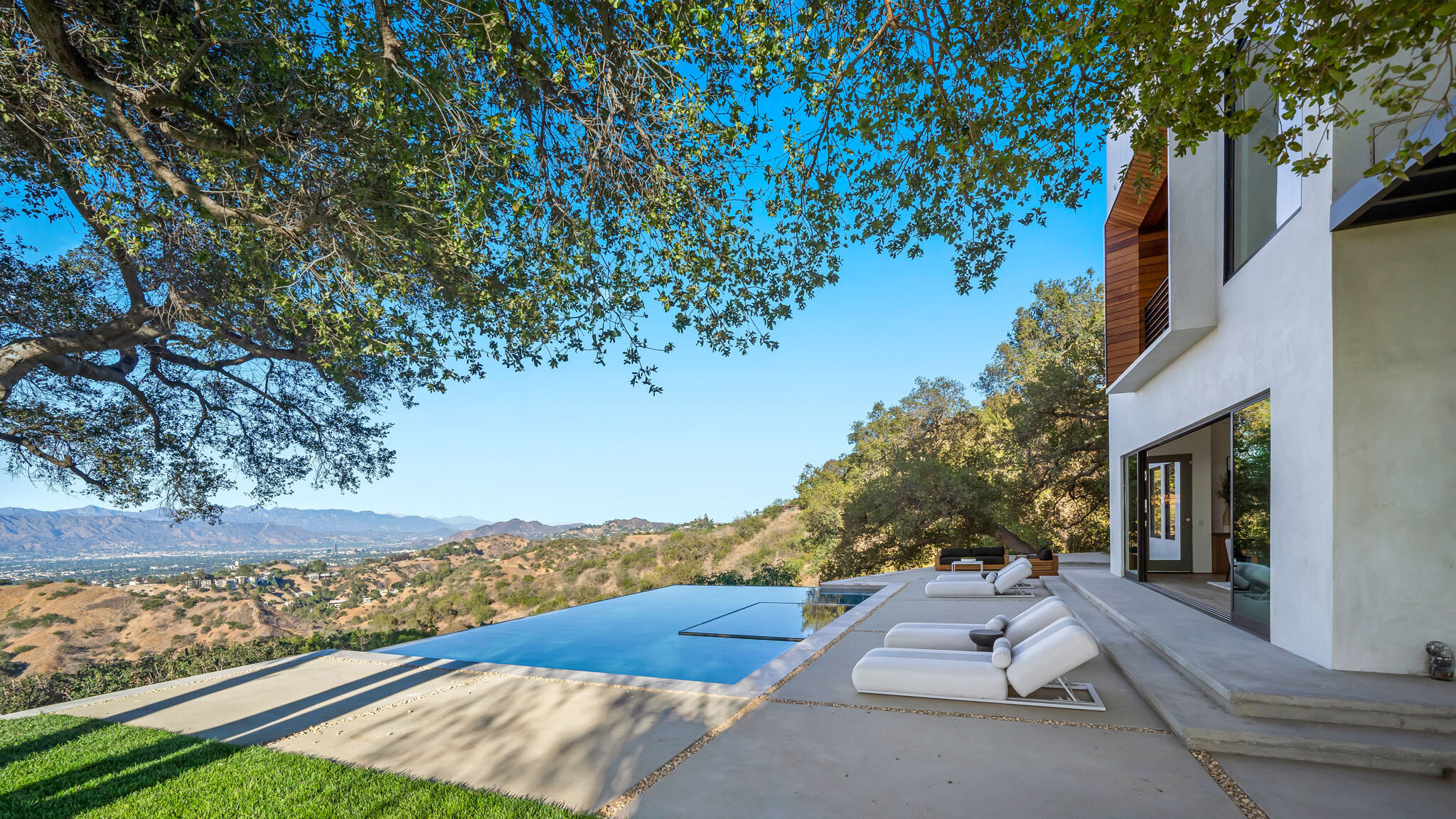 Sky Resize- 13 rear balcony to pool.jpg