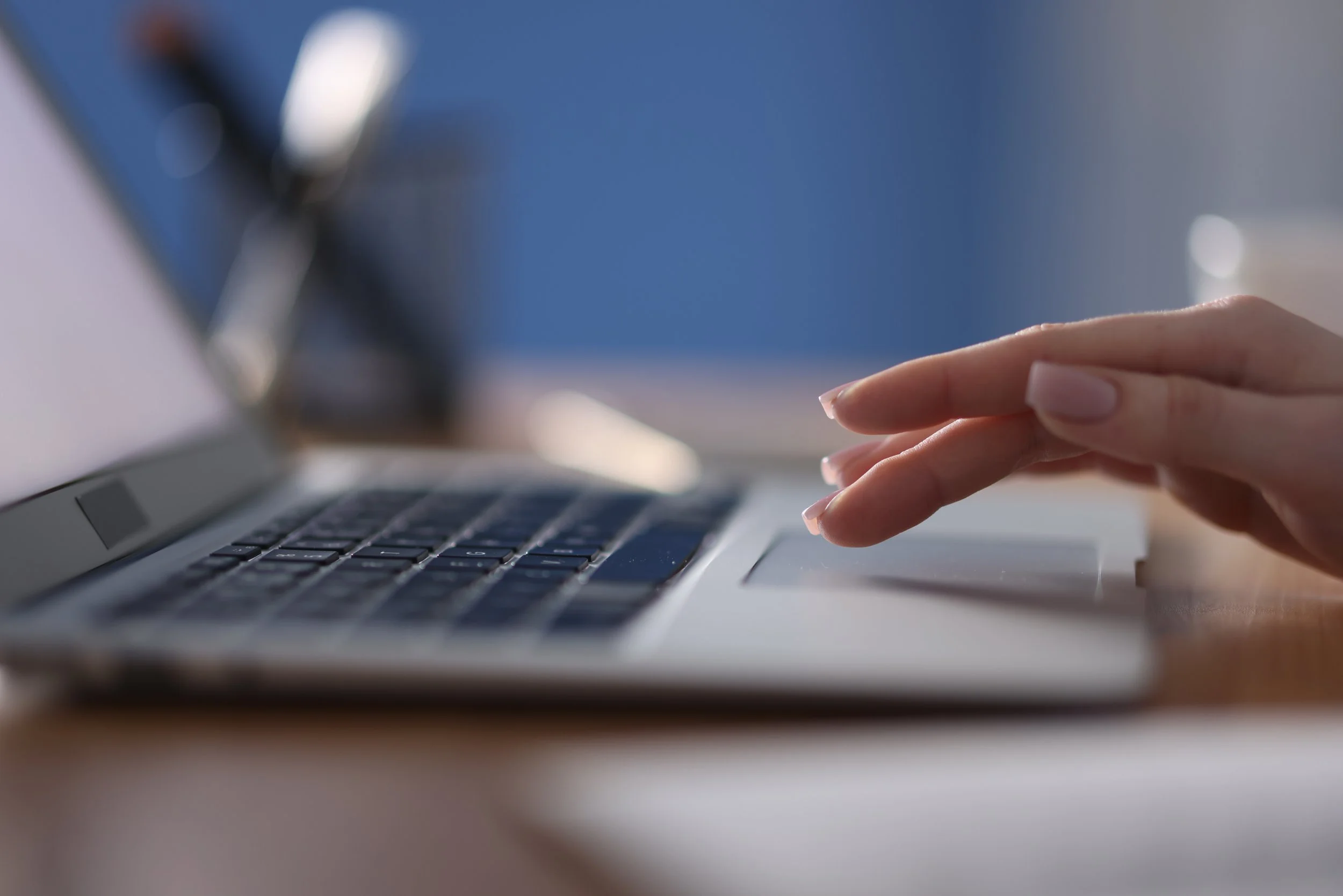 close-up-of-a-hand-using-a-laptop-trackpad-in-a-mo-2026-09-25-04-29-39-utc.jpg