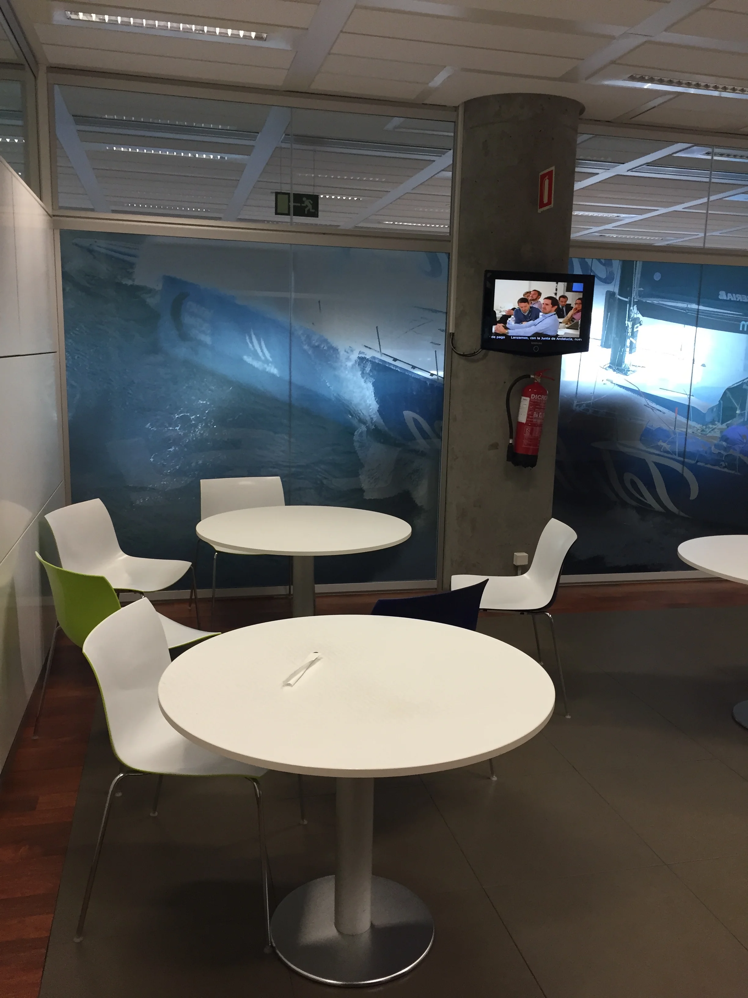 Former spaces were cold and lacked coziness. Messages and branding solutions alone would not foster an innovation culture
