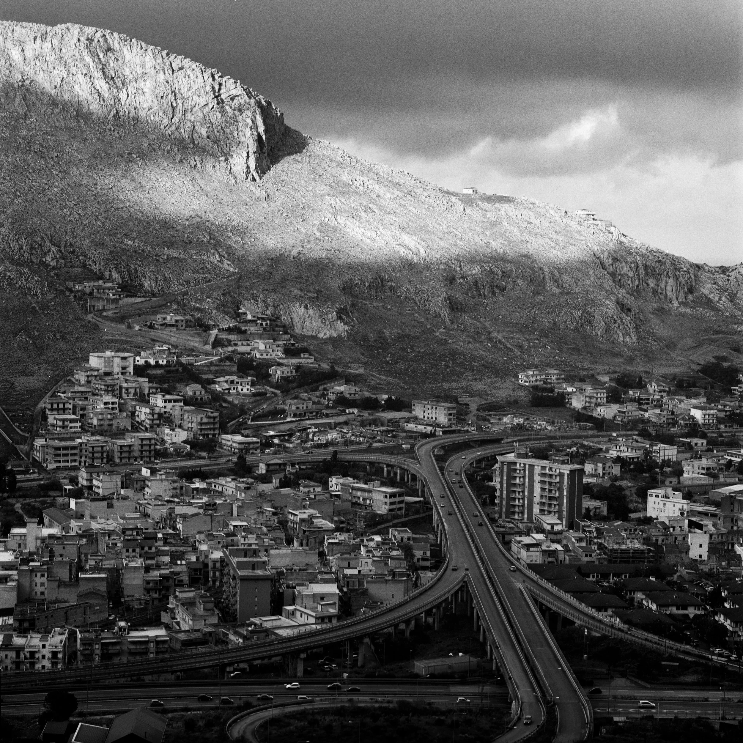 Overview of a recent highway extension entangled within the North periphery of Palermo. September 2014 