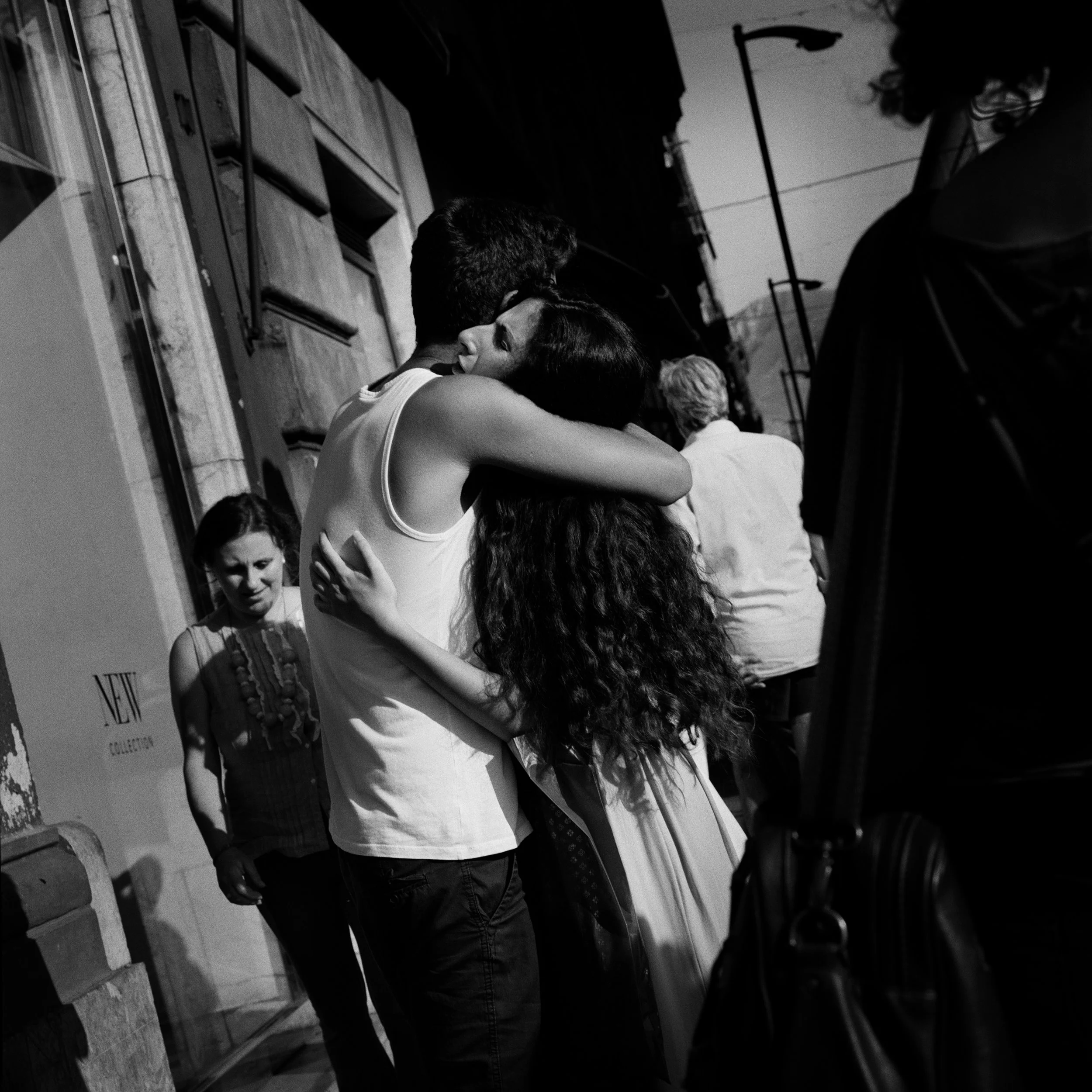  A couple embraces in a passionate hug in the middle of a busy street in Palermo centre. 2015 