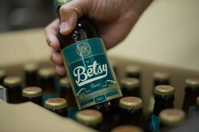 Betsy-Flight-Beer-case_01-690x460.jpg
