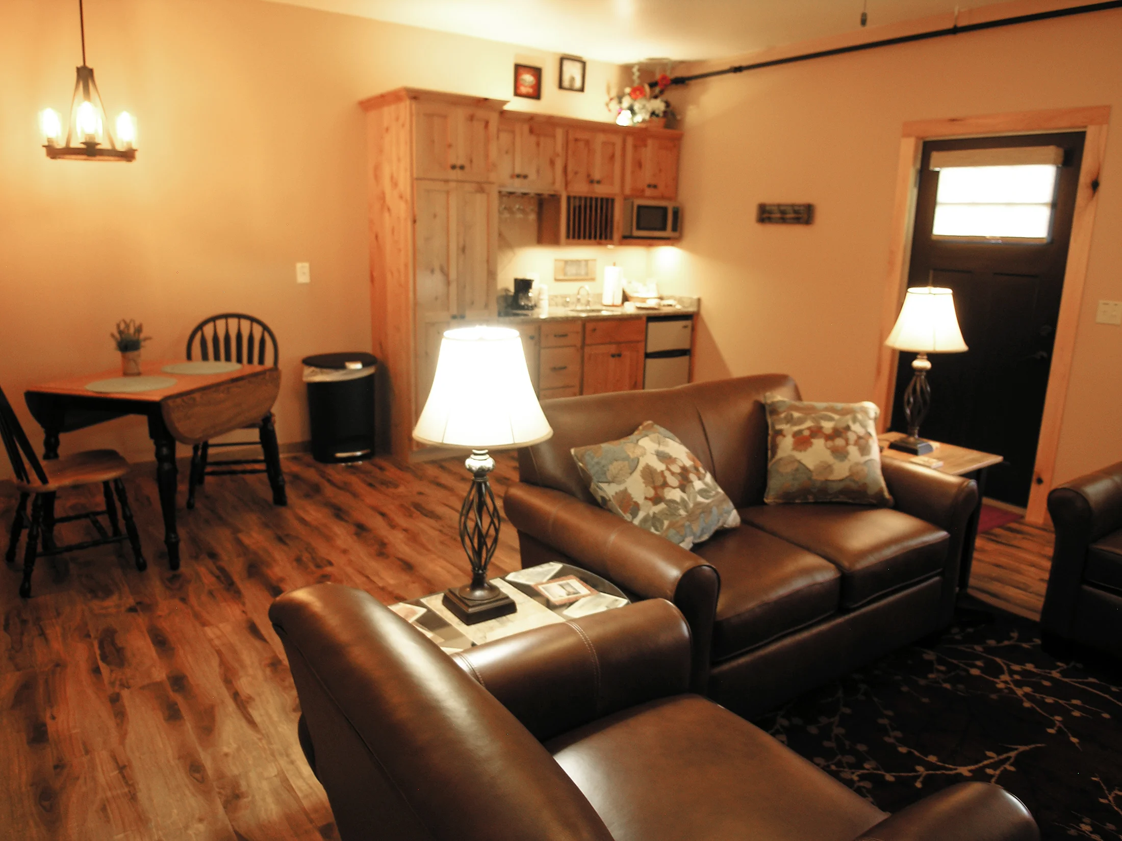 Winery Suite 1 kitchenette and dining area