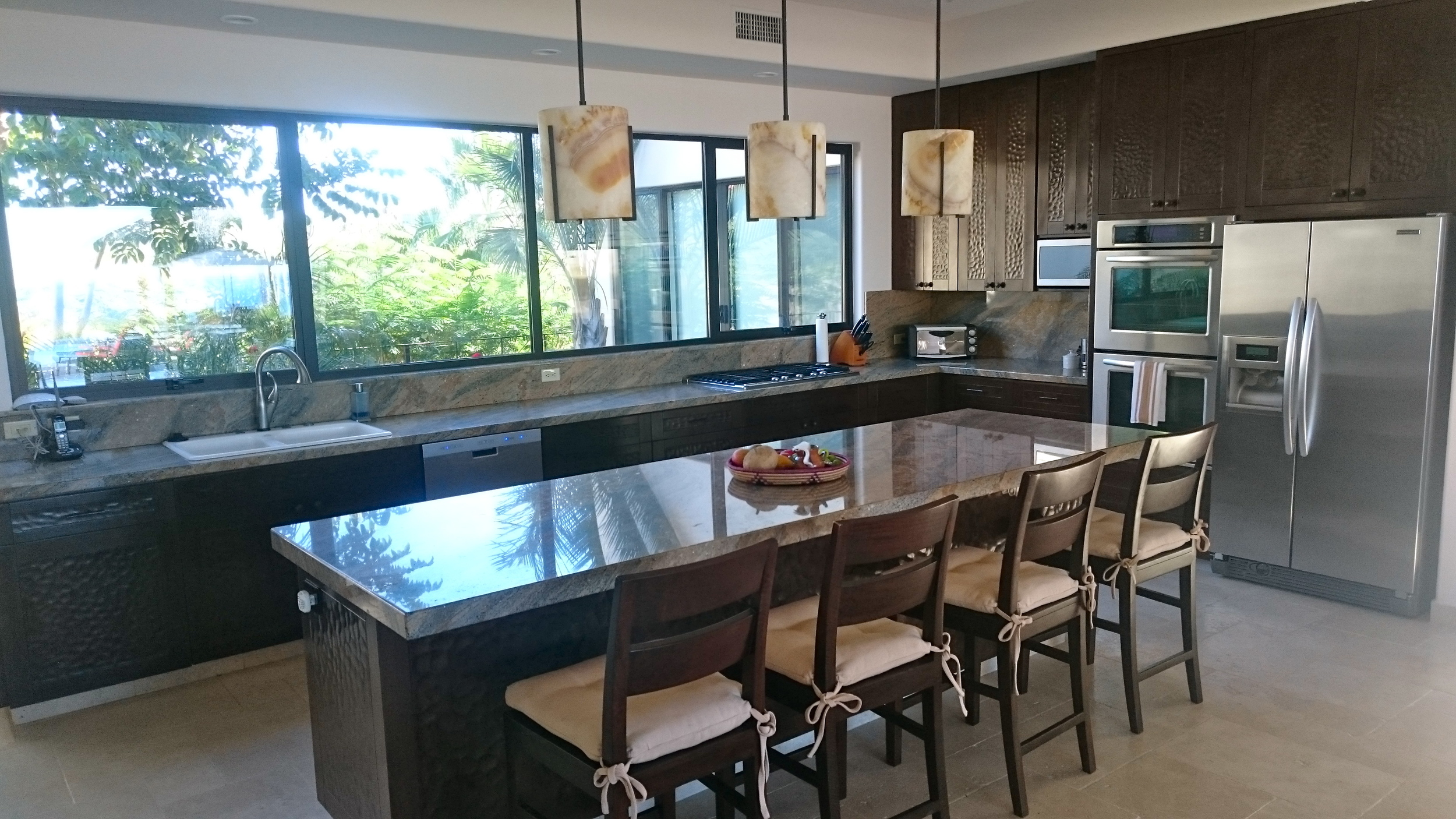 Kitchen and Breakfast Bar