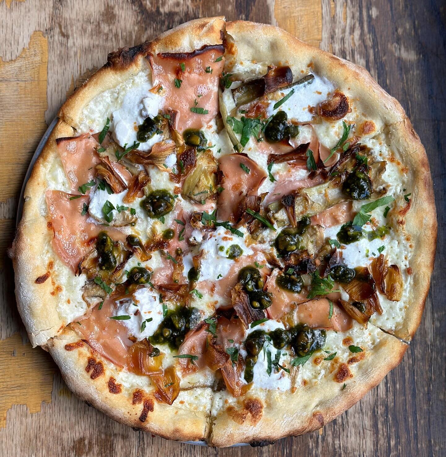 new &lsquo;za just dropped! 🔥 THE MORTY: white base, mortadella, roasted artichokes, burrata, pistachio pesto, chili &amp; lemon 🤌
&bull;
#bestfoodboston #bostonrestaurants #bostonfoodies #bostonfoodjournal #bostonpizza #mortadella