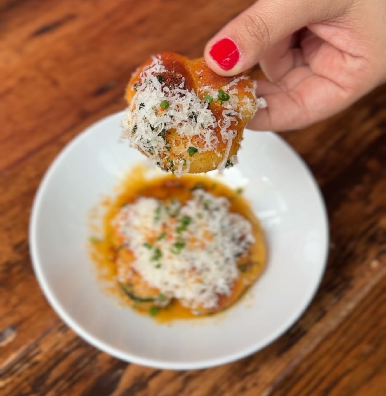 GLUTEN-FREE NIGHT IS TOMORROW&hellip;WHO&rsquo;S READY FOR GARLIC KNOTS???🙋 in march we will be back to our regular schedule of the second wednesday of every month for GF nights, meaning the next one will be 3/13!  #glutenfreegang 
&bull;
#glutenfre