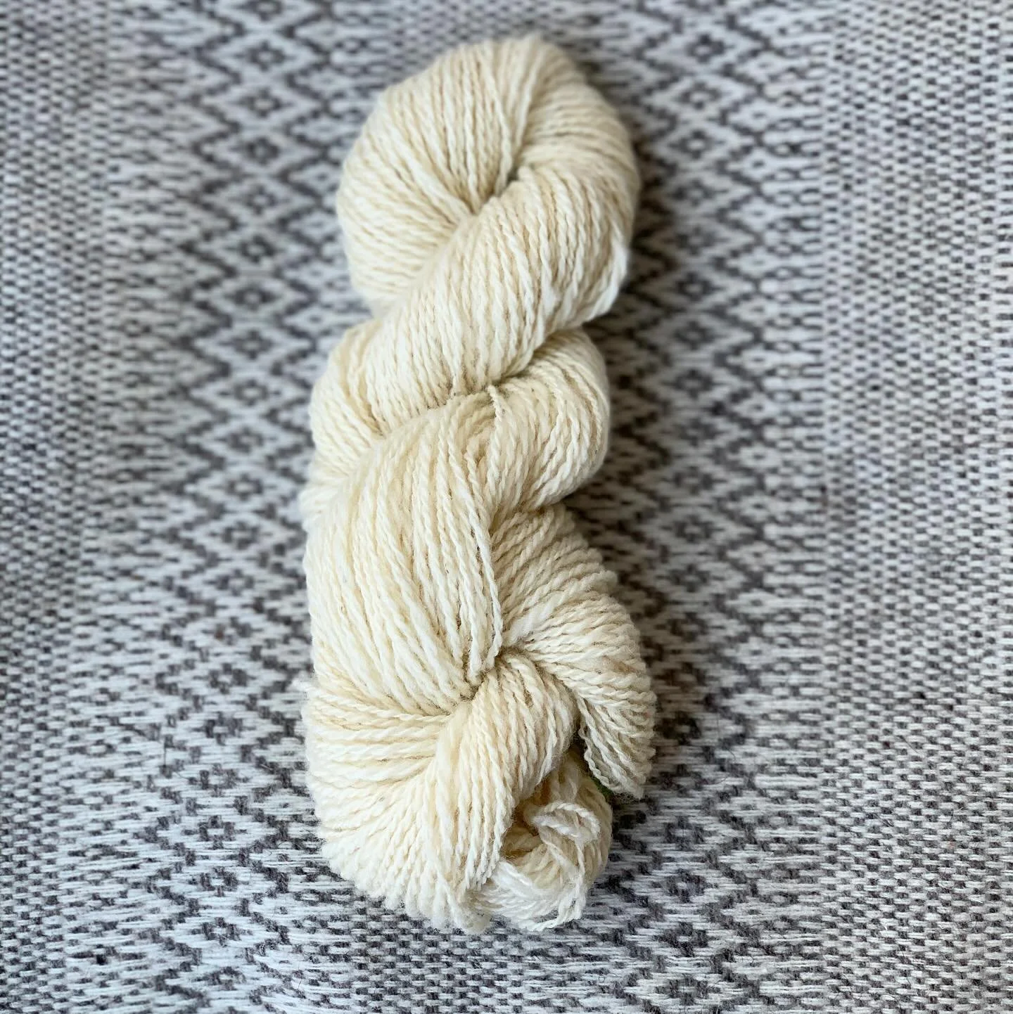 A couple years ago I bought a lovey fleece at the @manitobafibrefestival and last year I had it carded into roving in Austin, Mb by @fibrefellow so I figured it was about time to spin it up! I started with 50g to see what it would look like as a fair
