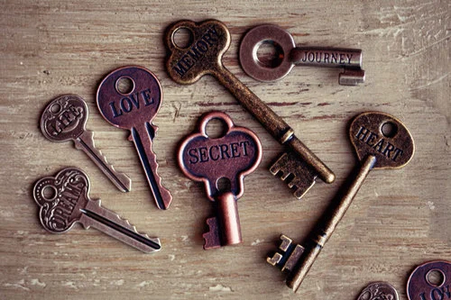 Various keys assorted on tabletop. (cc0)