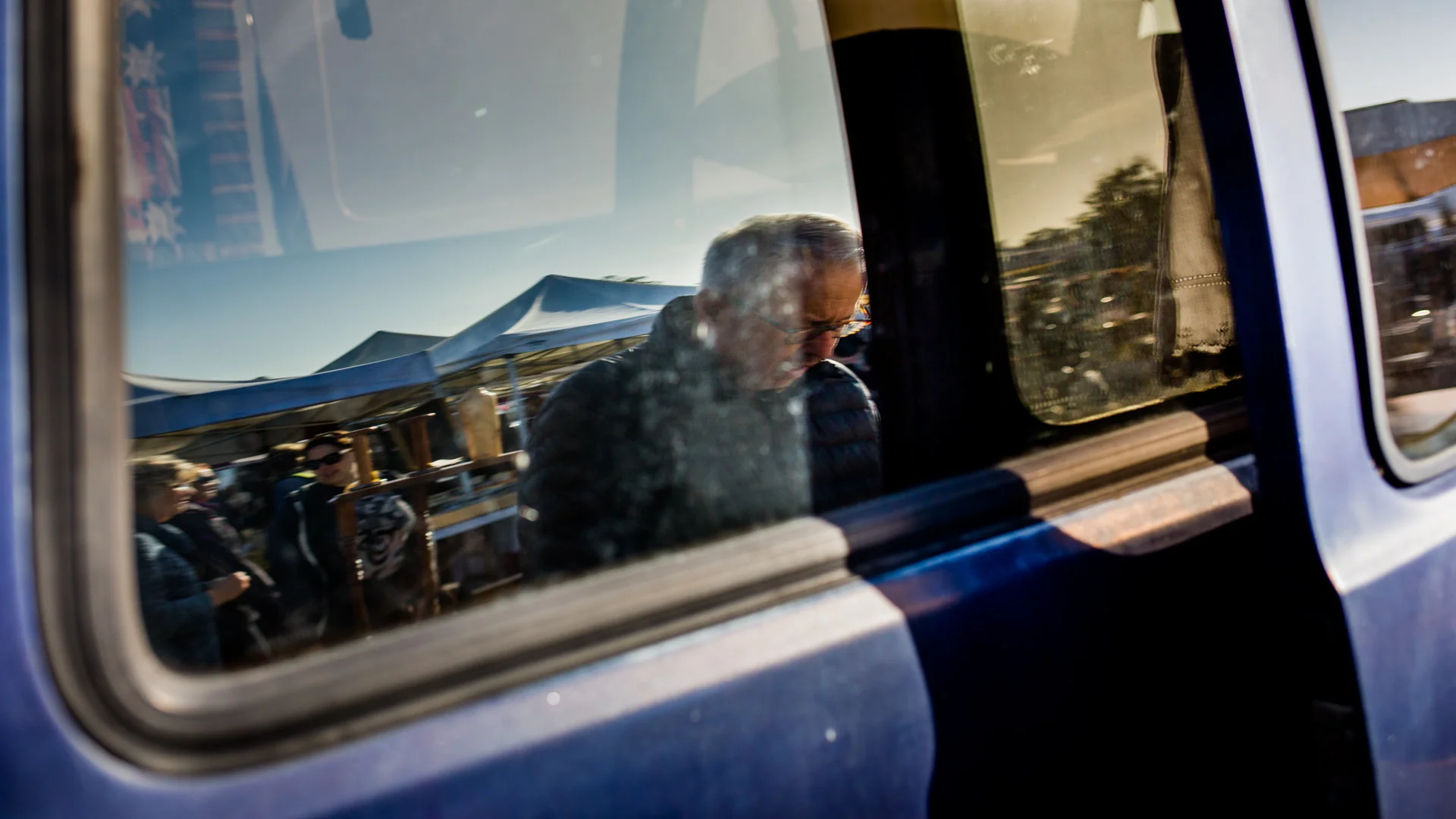 Jim_Heimann_Perusing_pasadena_flea_market_by_erwin_darmali_1.jpg