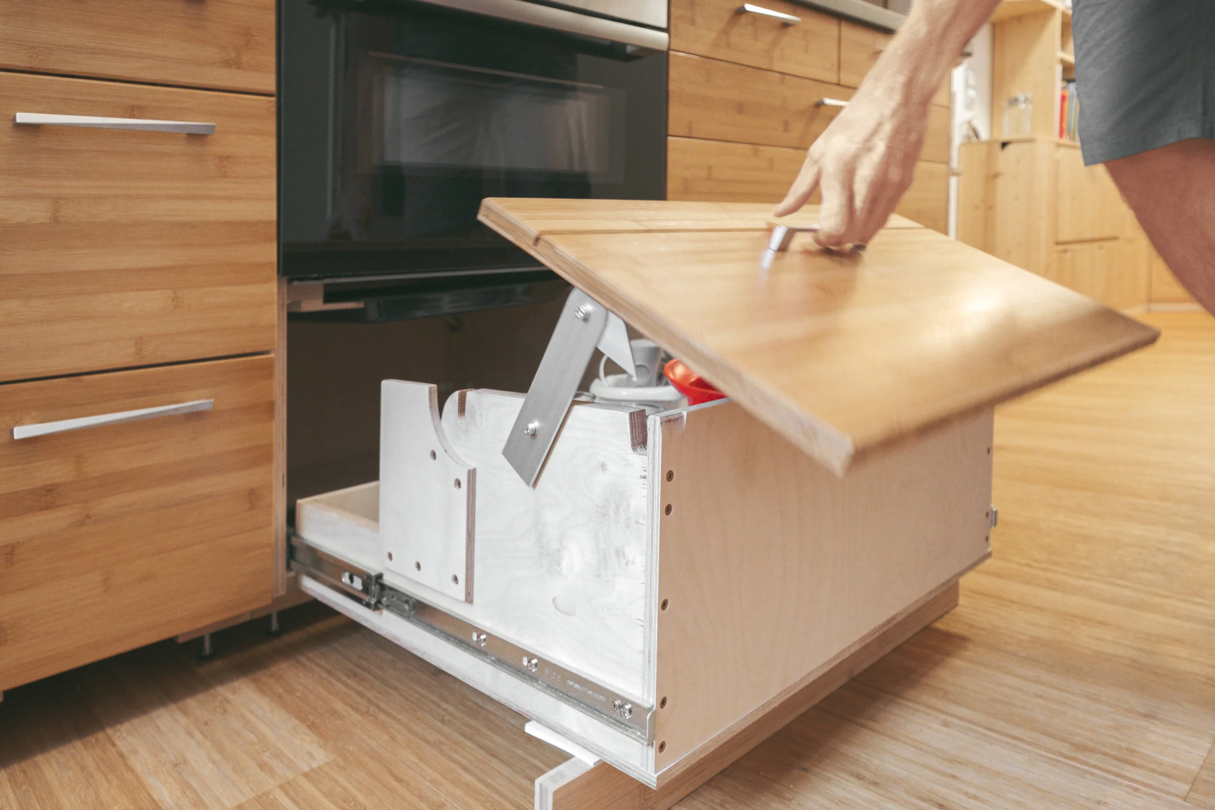 Swivelling the drawer front board.