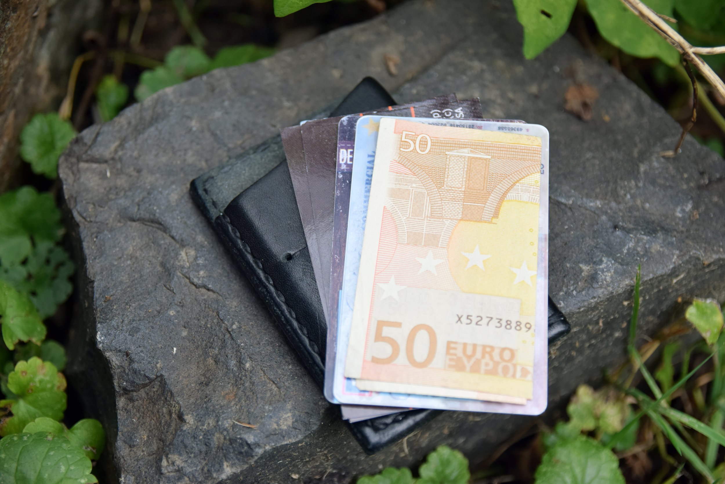 And my typical load out in the horizontal side: ID card, debit card, a couple of business cards and some back up cash. 