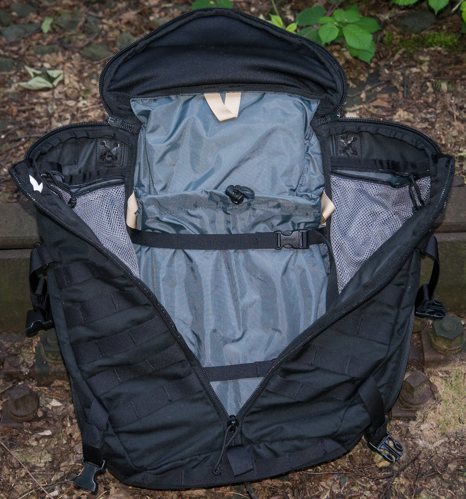 The sleeve pocket here was also designed for laptop carry. It is padded on the bottom and raised up so as to not smash your notebook into the concrete!
