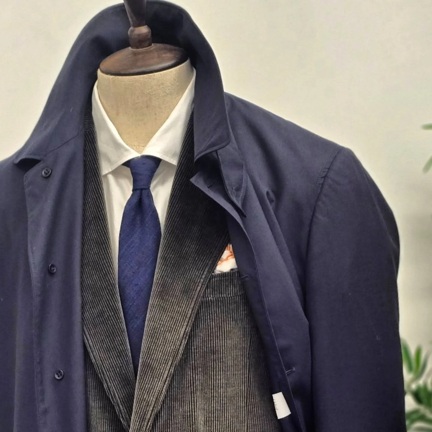 Textures for fun
@drago_lanificioinbiella corduroy suit
@carnetfabrics 100% Wool carcoat
#bespokesuit
#bespoketailor
#bespoke