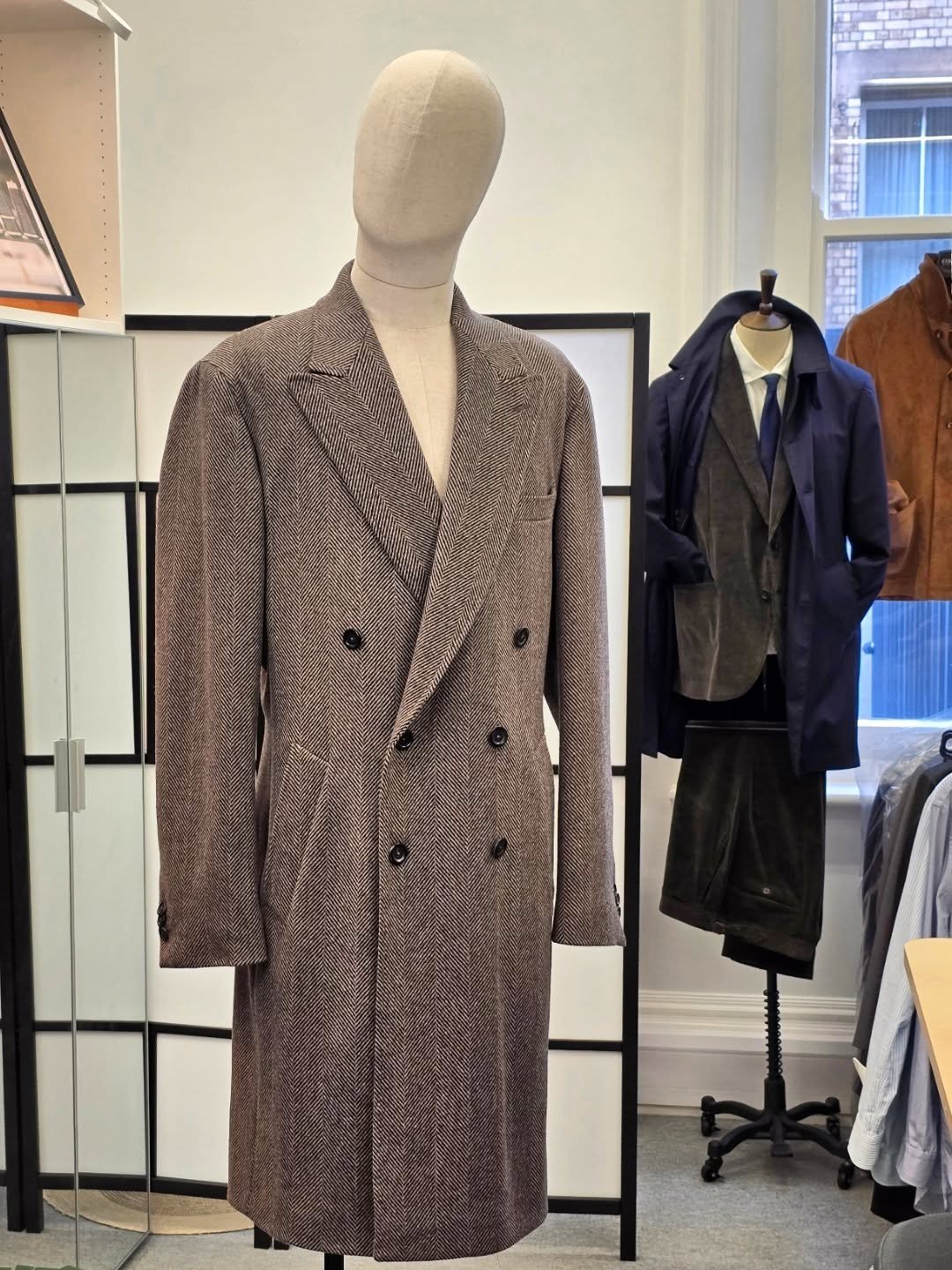 Mike's latest #db #overcoat is a beauty in proportion.

Small changes to positions and balances produce a wonderfully well thought out result.

Cloth by @loropiana 

#bespokesuit 
#beapoketailor
#bespoke
#colmoretailors
#bespokeovercoat