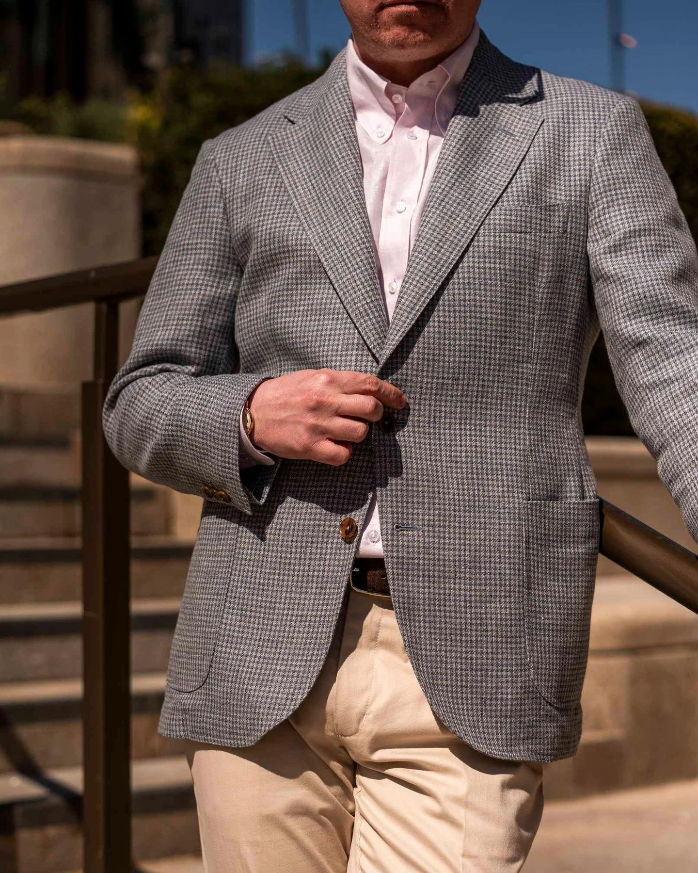 Deconstructed bespoke #summerjacket

@drago_lanificioinbiella "sunlit" wool and linen

#colmoretailors
#bespoke
#bespoketailors

Papped by @benharrison.takeyourshot