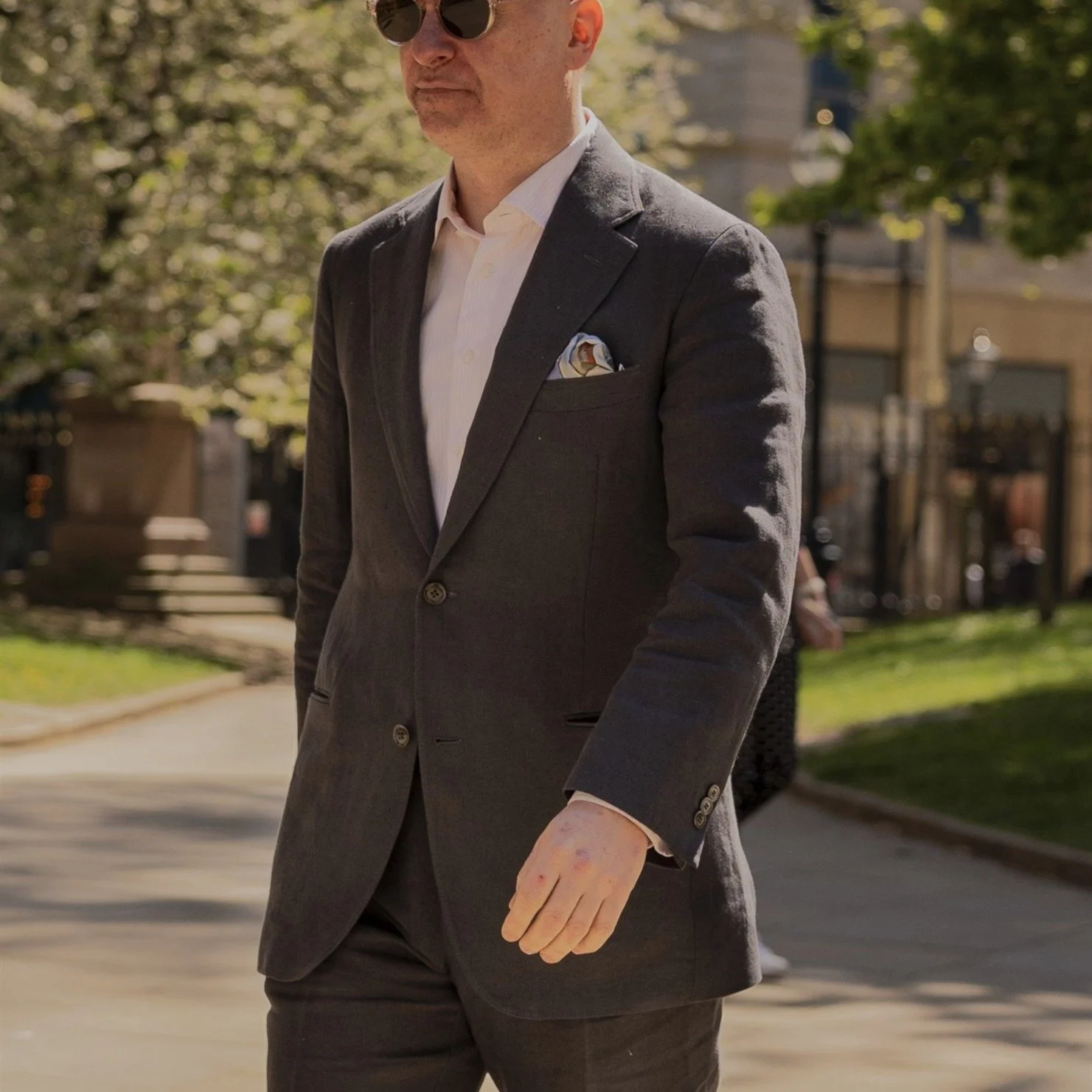 Hot summer (well spring) days are made for @brisbanemoss #Irishlinen

A robust and firm handle linen that beats up and wears in like a dream. 

The more you wear it, the softer and more pliable it becomes.

A handsome and breathable linen, for modern