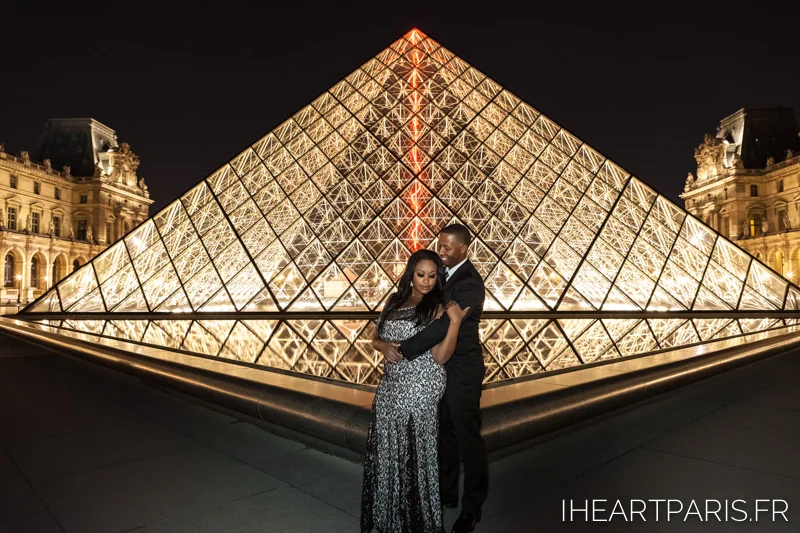 Couple Louvre Night I Heart Paris Pyramid