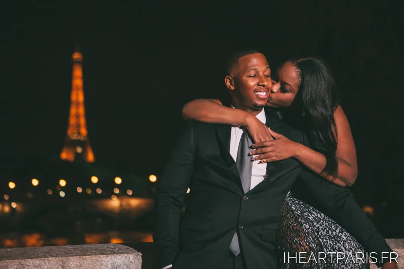 Couple Night Eiffel Alexander 3 I heart Paris