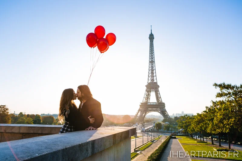 Paris Photographer Eiffel Balloons Couple