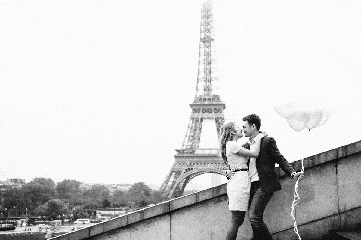 Photographer-in-Paris-Engagement-Surprise-Kiss.gif