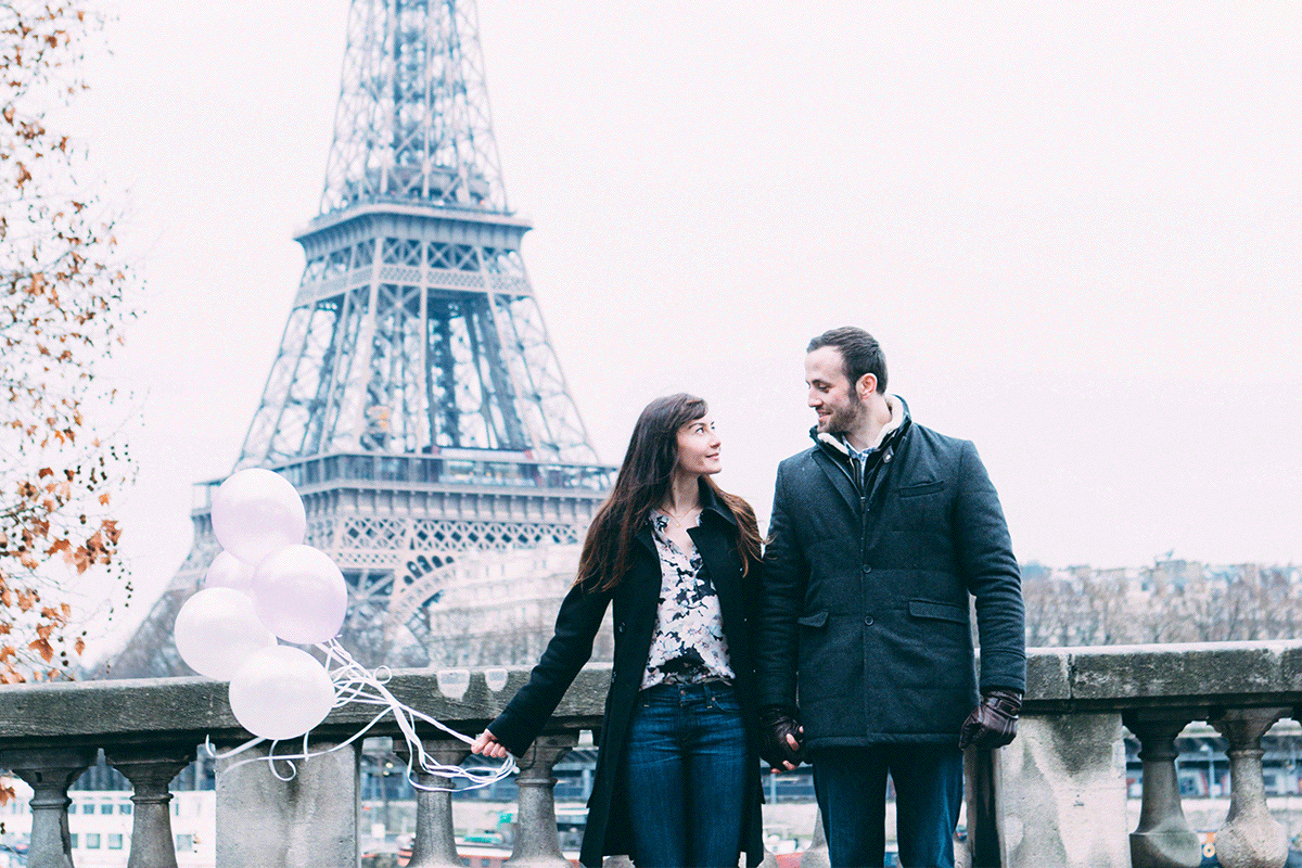 Paris-Photographer-Cinemagram-Engagement-Balloons-Eiffel-Tower-iheartparisfr.gif