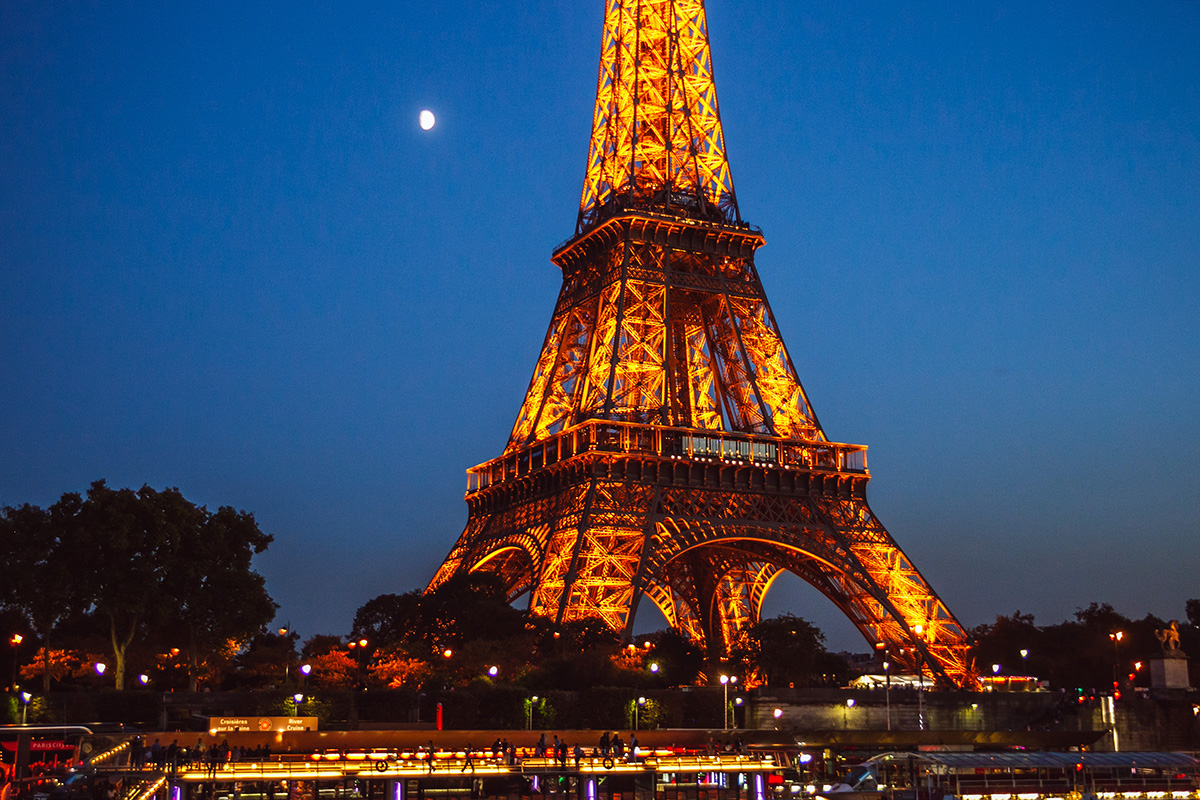 Photographer-in-Paris-Eiffel-Tower-IheartParisfr.jpg