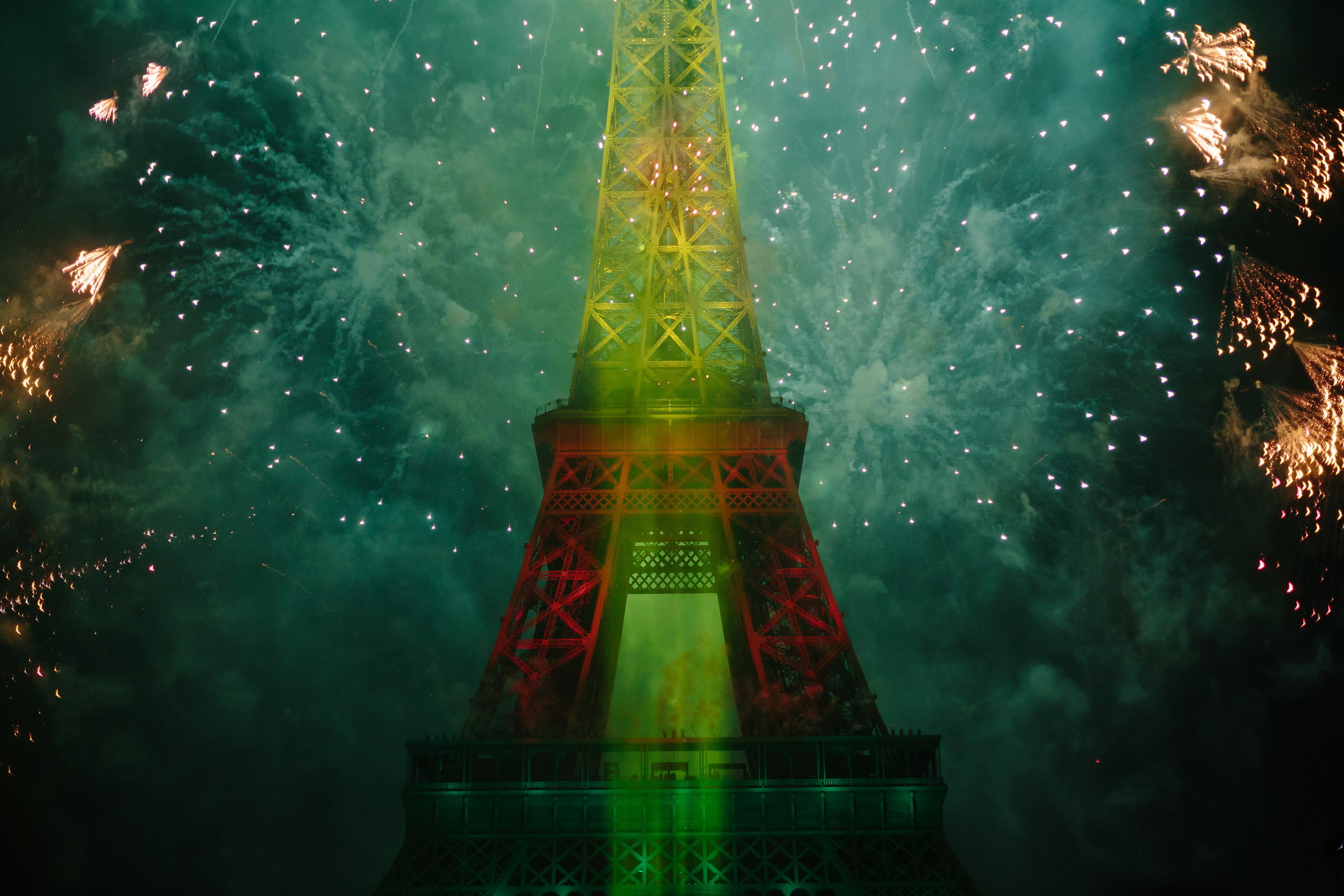 Photographer in Paris, Bastille, 14 July, Eiffel Tower, Iheartparisfr