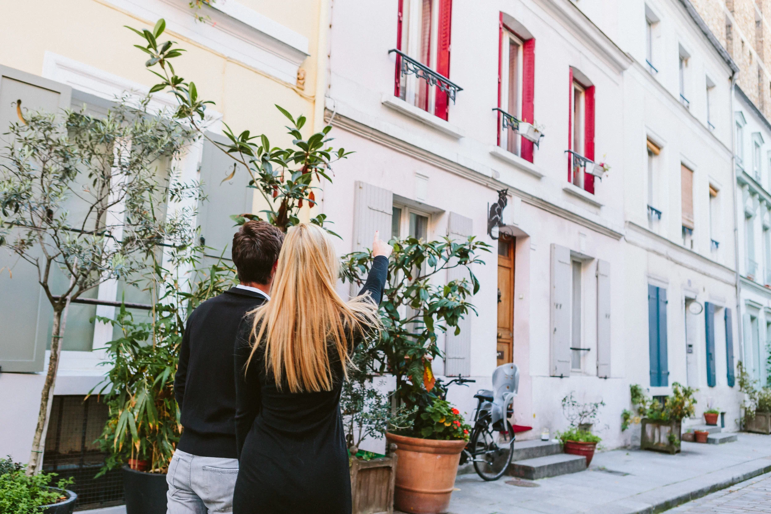 Paris Photographer Lovestory rue cremieux Paris Photographer rue cremieux street love story