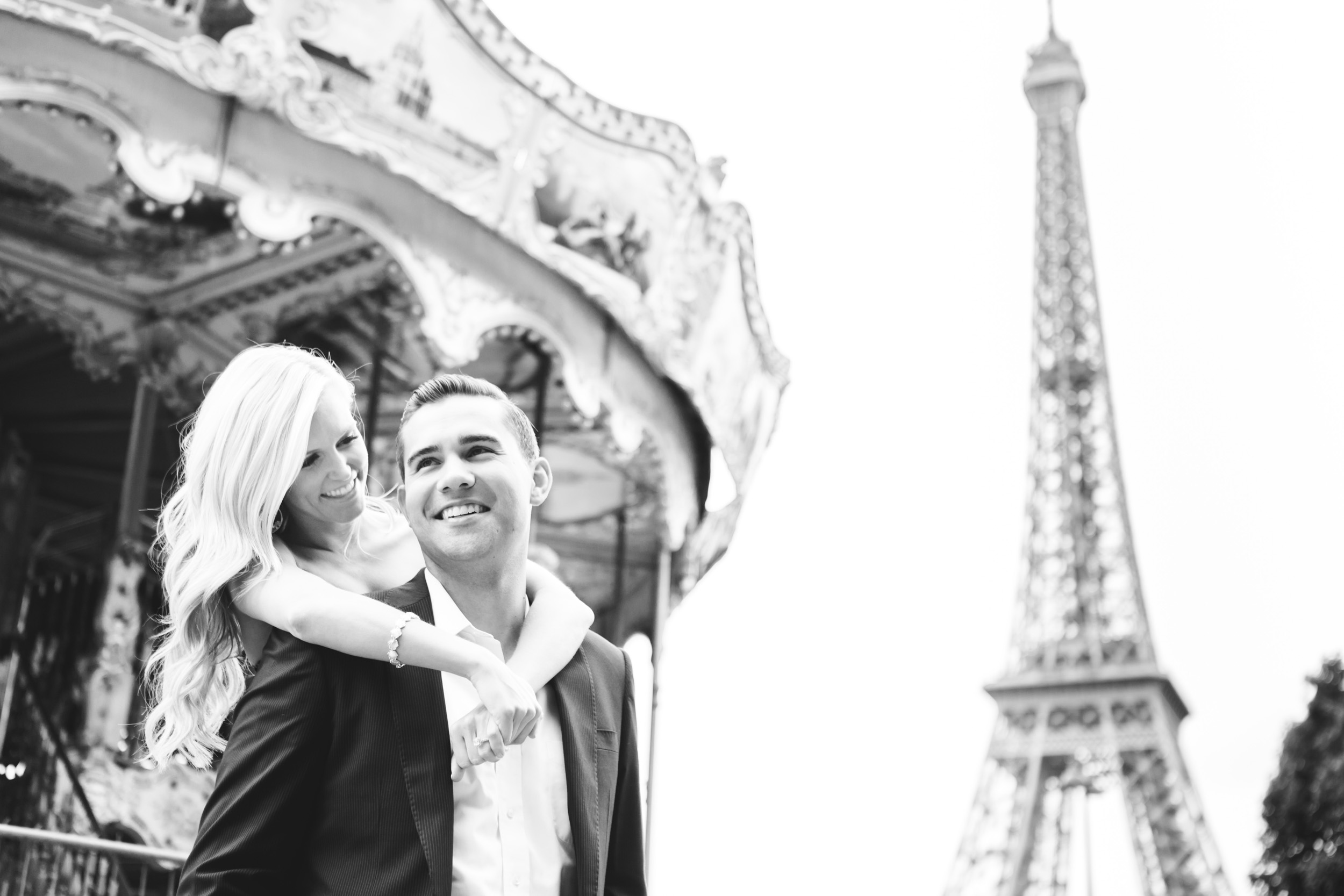 Paris Photographer engagement eiffel tower carousel