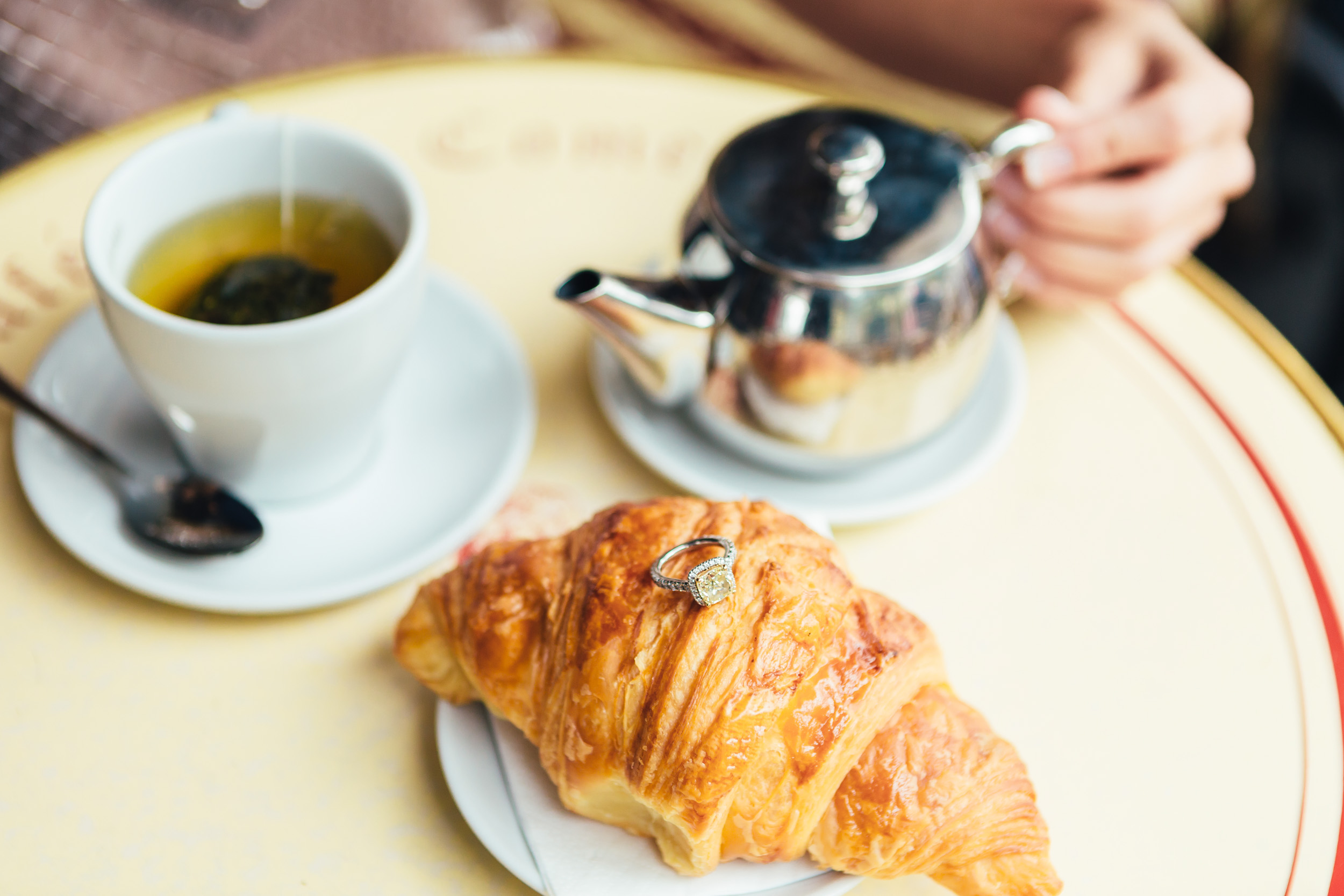 photographer in Paris engagement cafe croissant