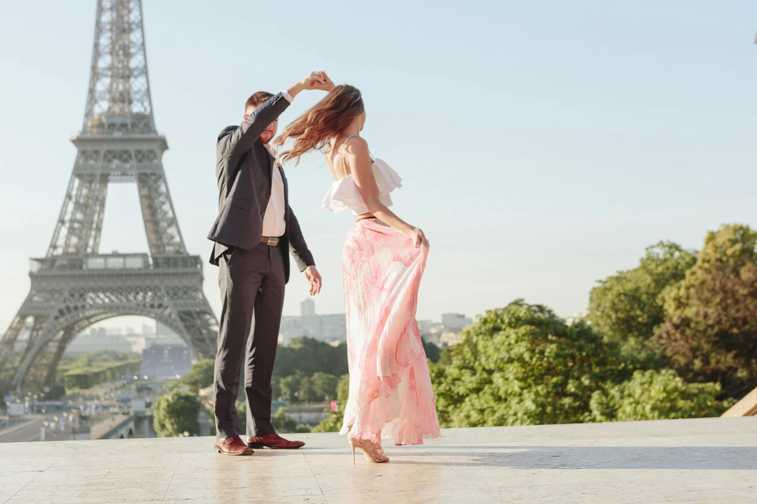 paris photographer couple dancing at trocadero by eiffel tower