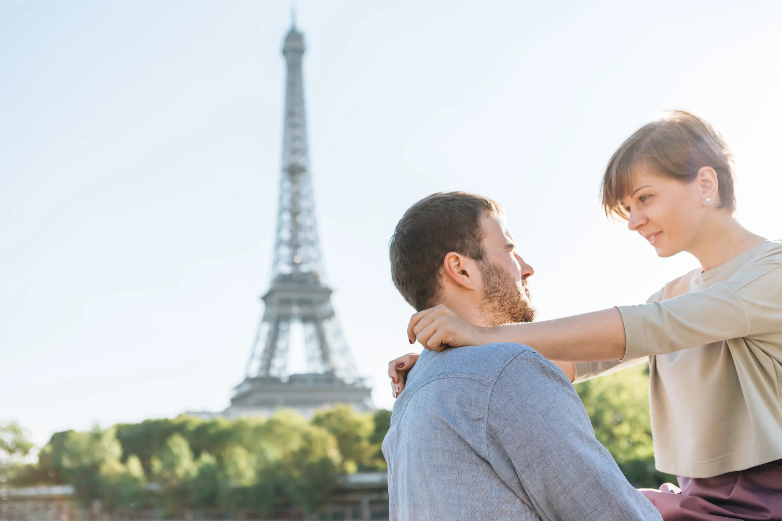 romantic honeymoon couple portrait at bir hakeim bridge with view of eiffel tower captured by paris photographer federico guendel