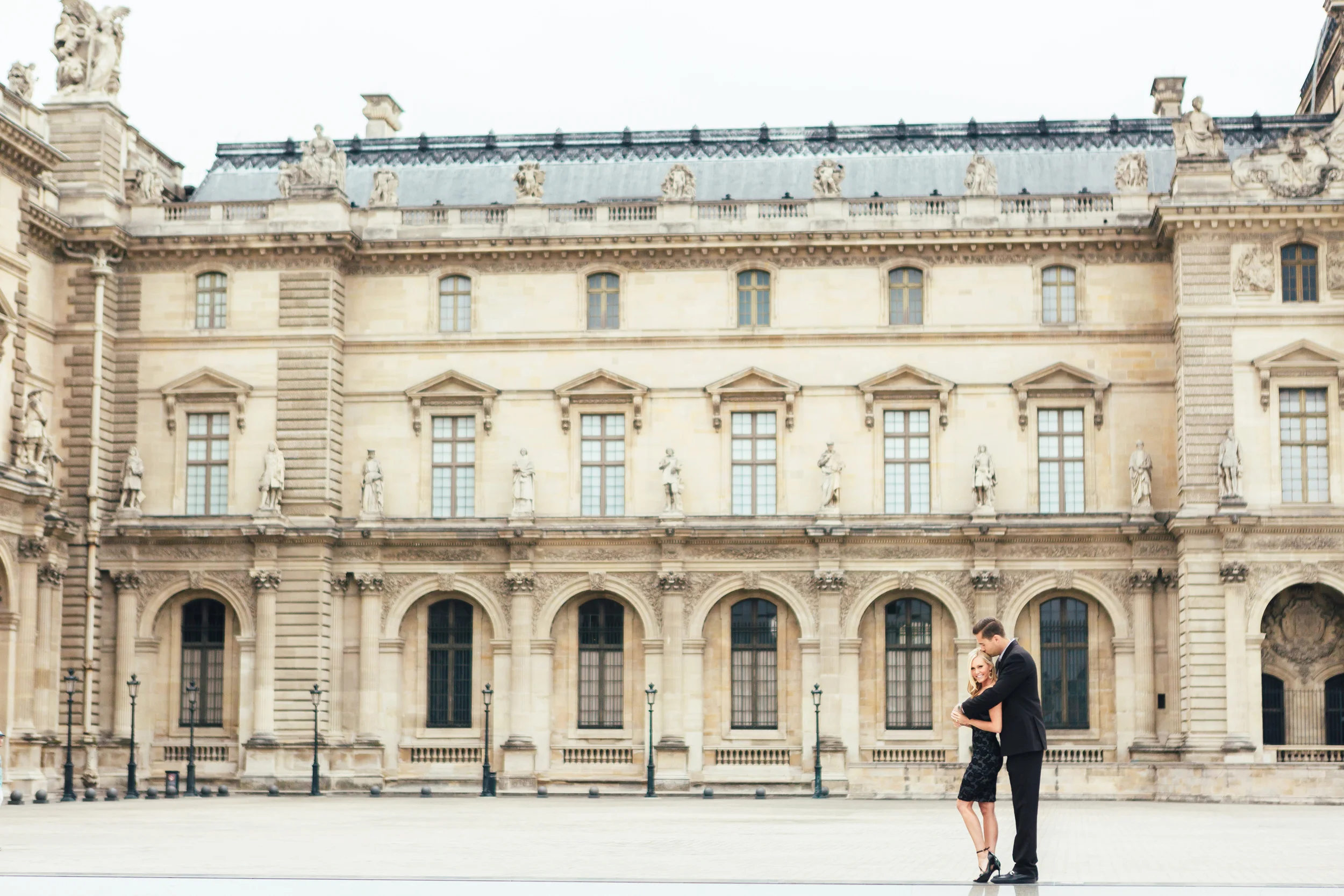 paris photographer federico guendel couple romantic engagement portrait session at the courtyard of louvre museum