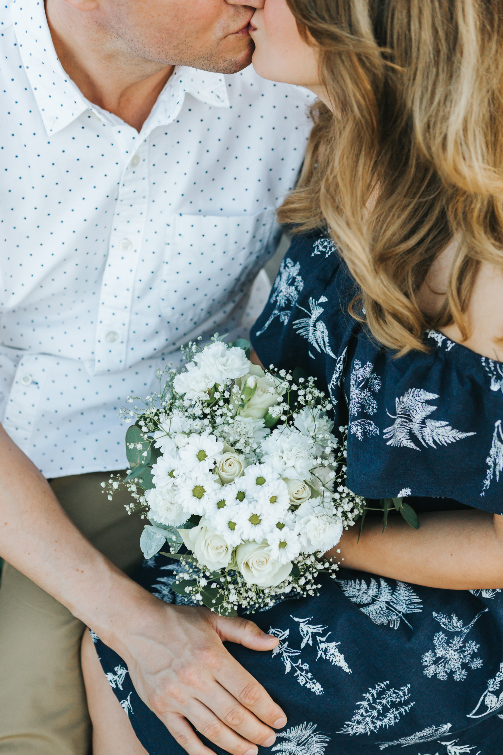 Photographer in Paris Love Story Montmartre Sunrise Flowers Anniversary Couple Session