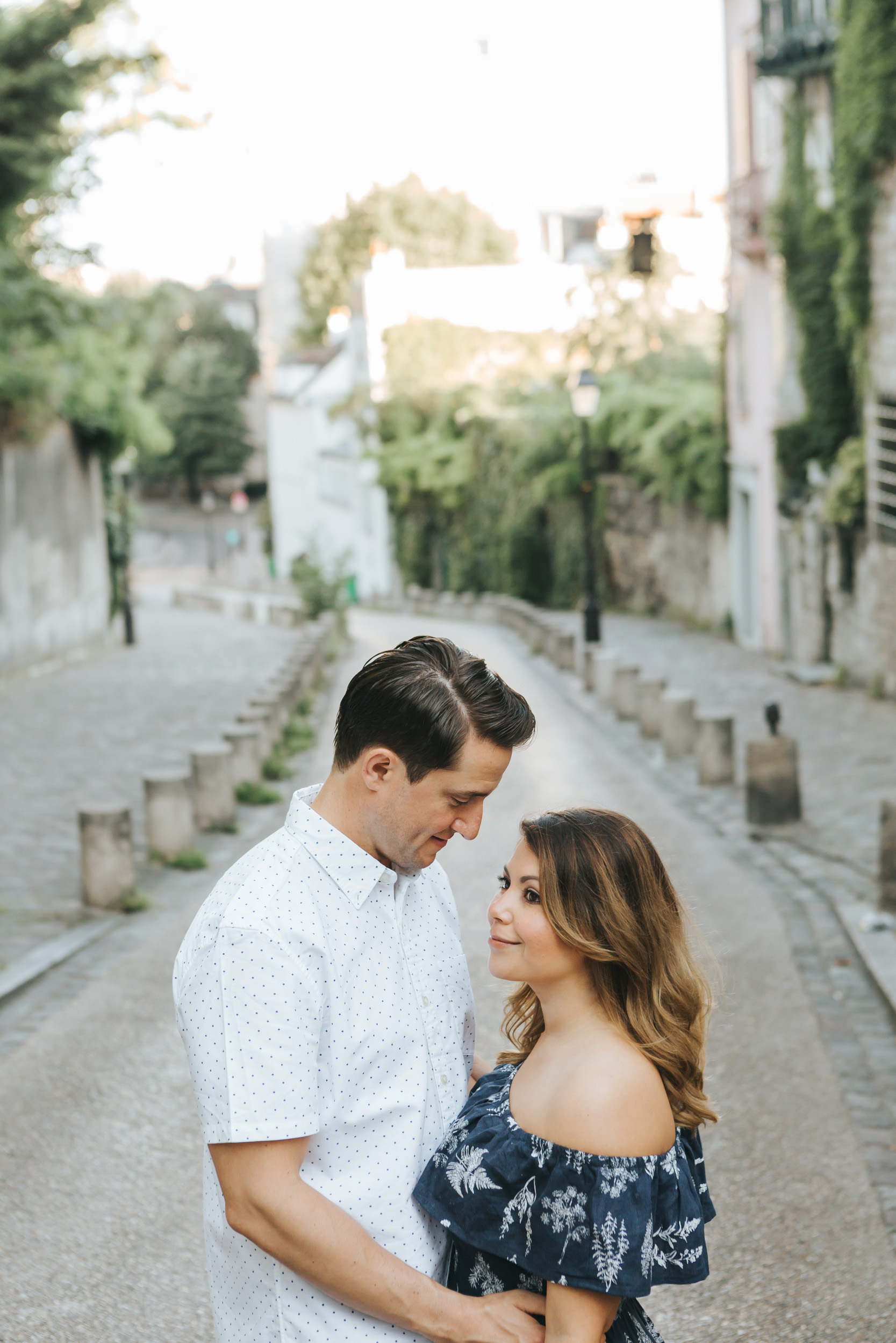 Photographer in Paris Love Story Montmartre Sunrise Flowers Anniversary Couple Session