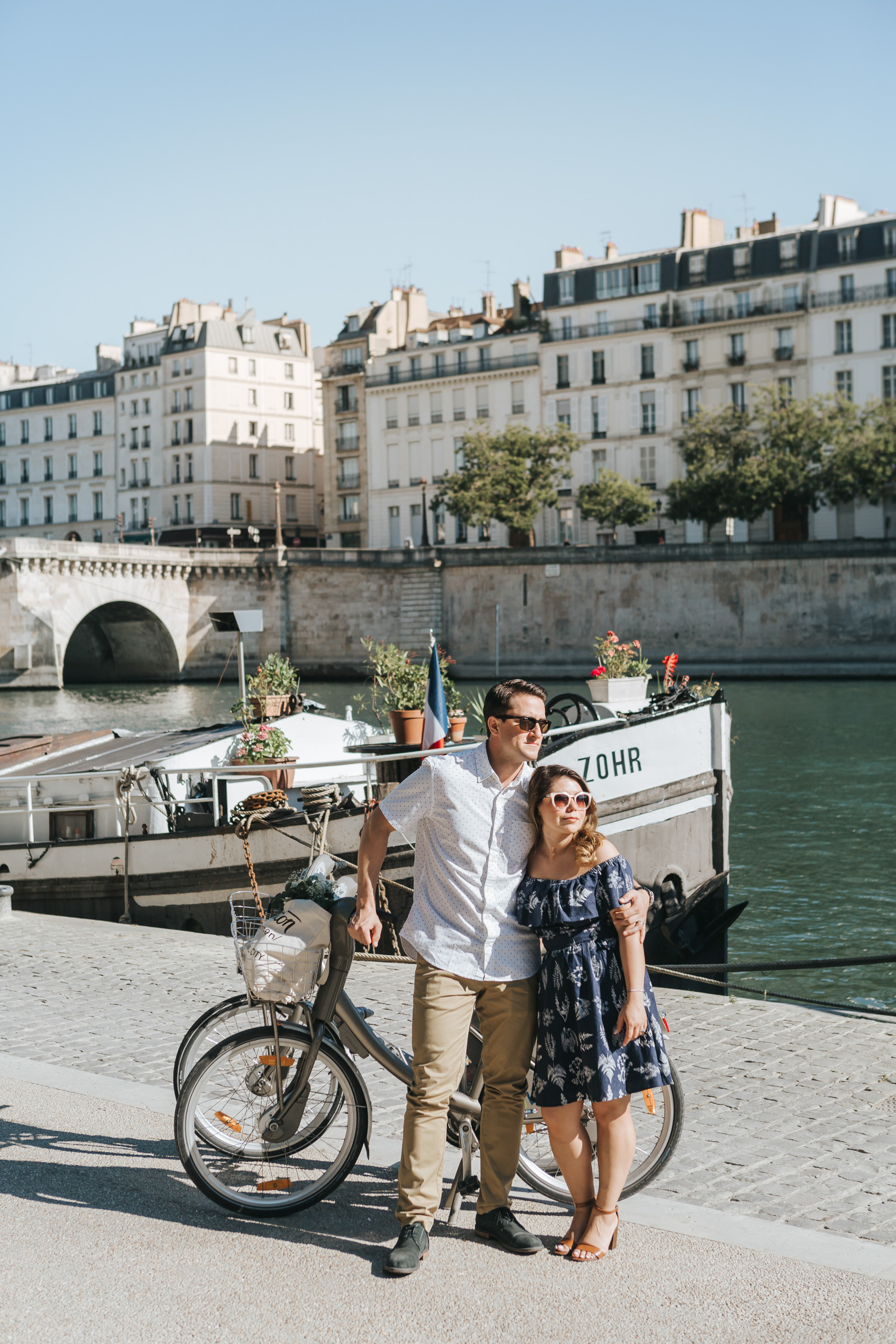 Photographer in Paris Couple Session Love Story Quai Seine Anniversary Velib bicycle