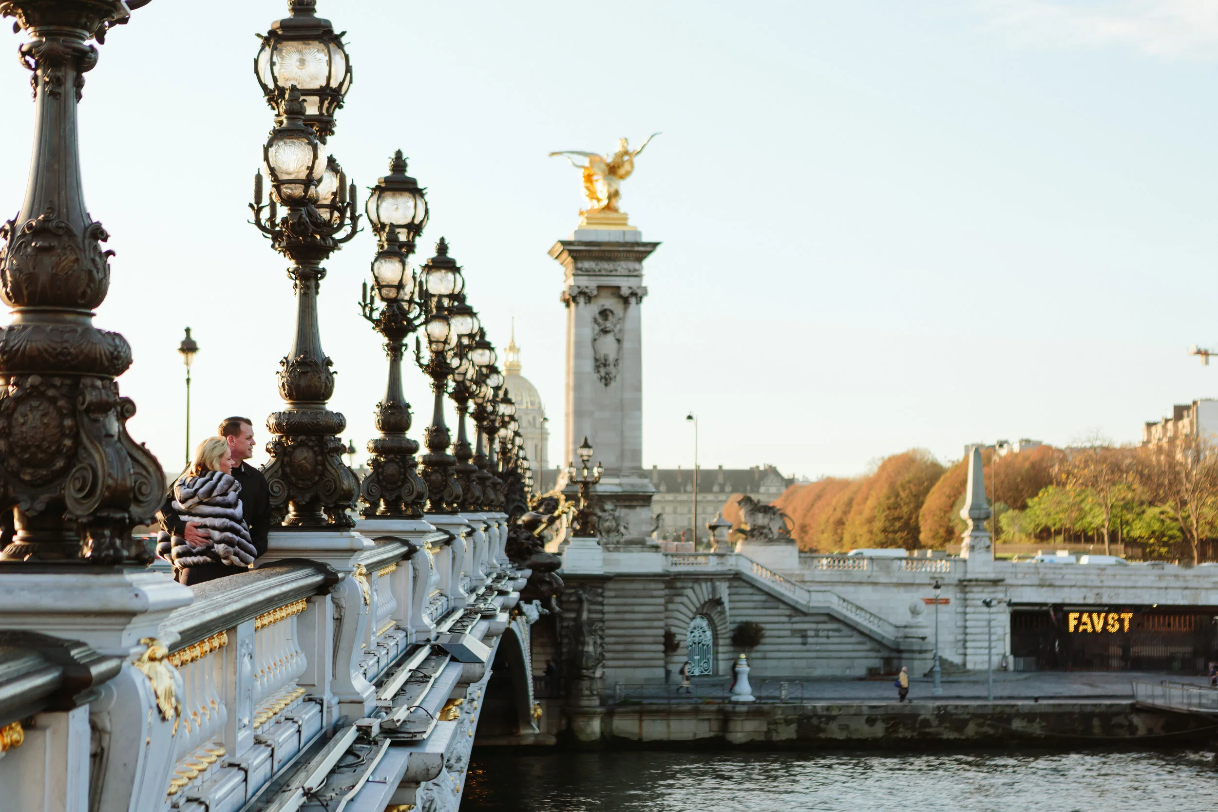 paris photographer federico guendel engagement couple portrait on alexandre III bridge