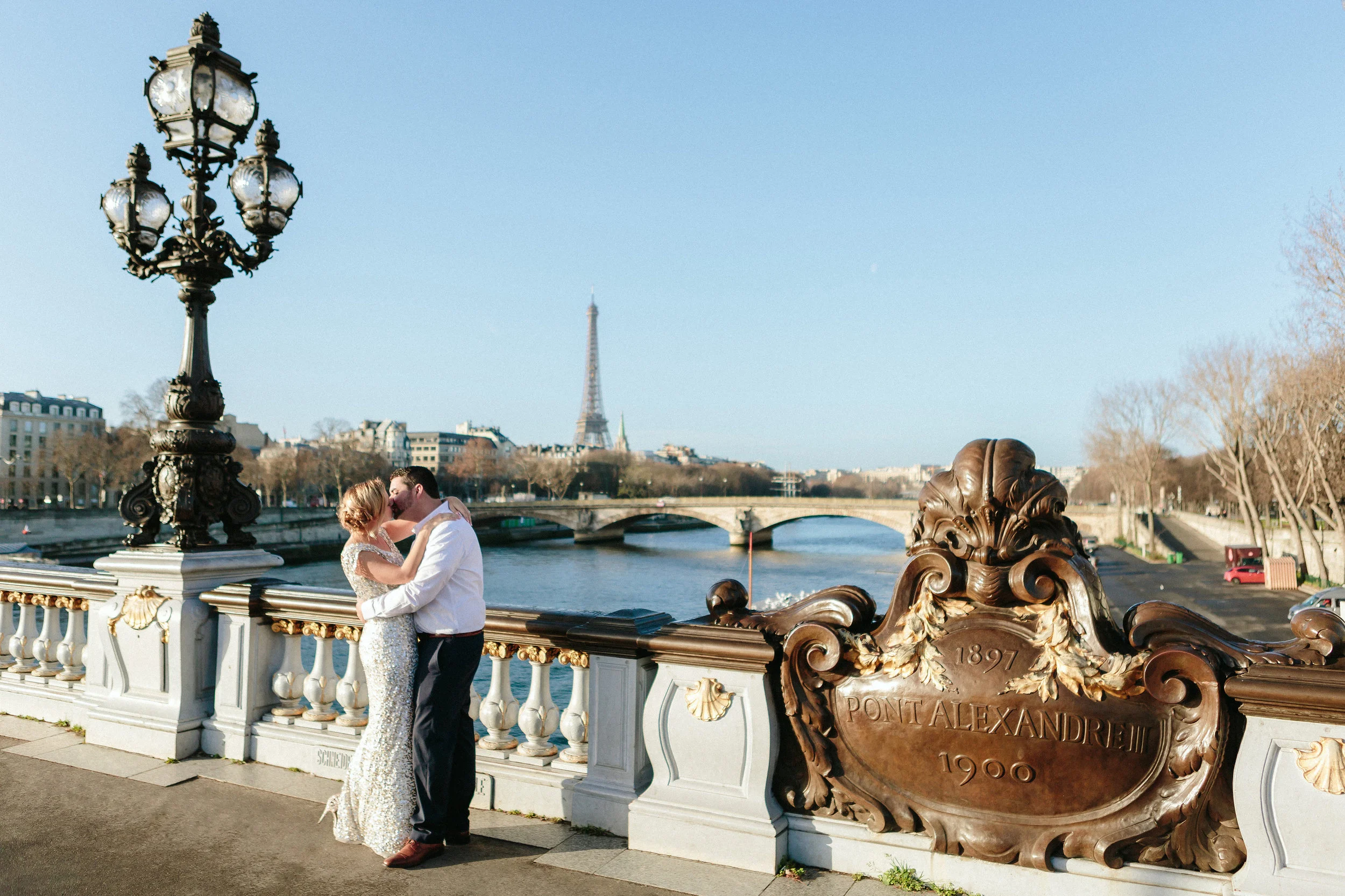 couple kissing on alexandre III bridge with the view of eiffel tower by paris photographer federico guendel