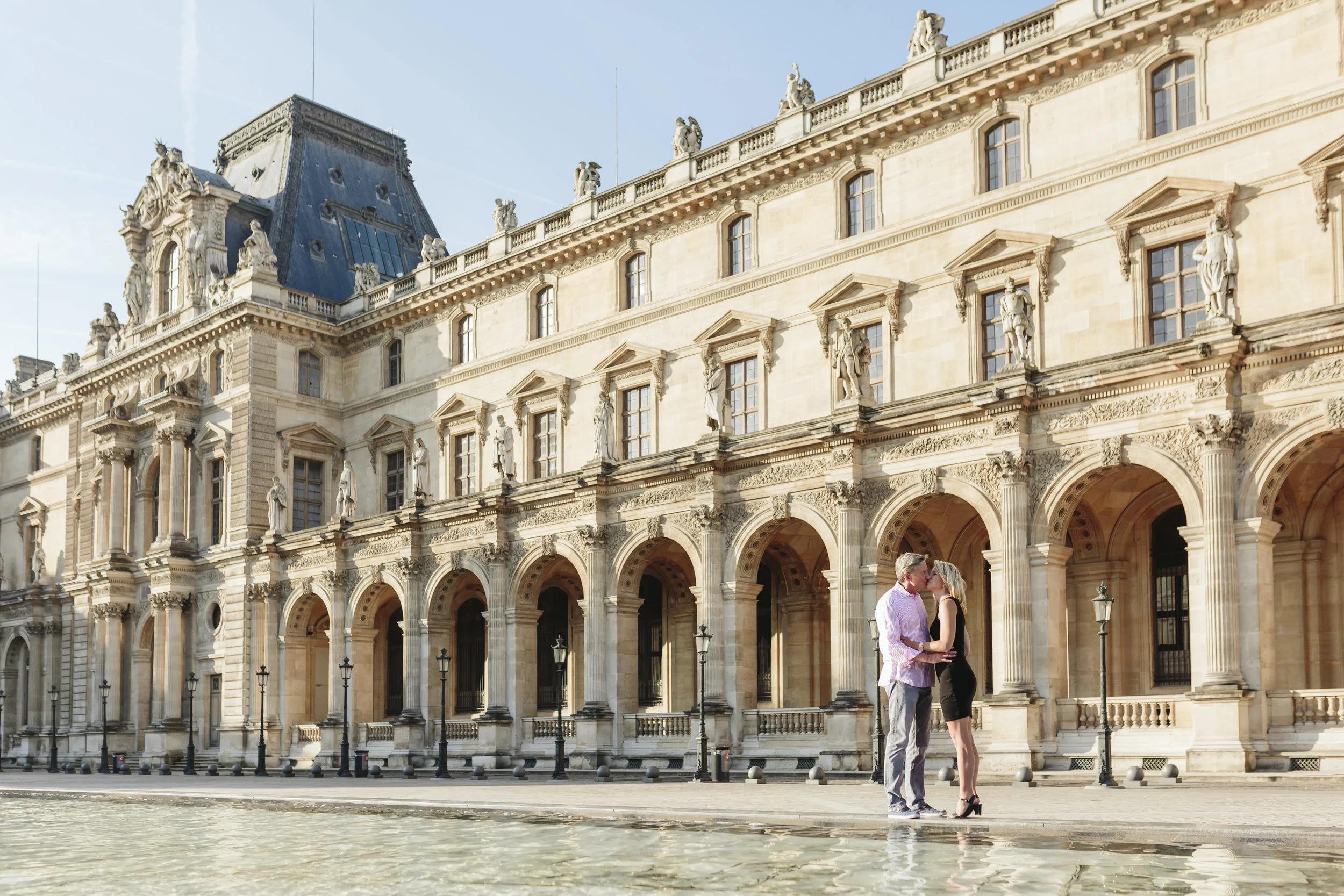 paris photographer federico guendel couple romantic portrait session at the courtyard of louvre museum