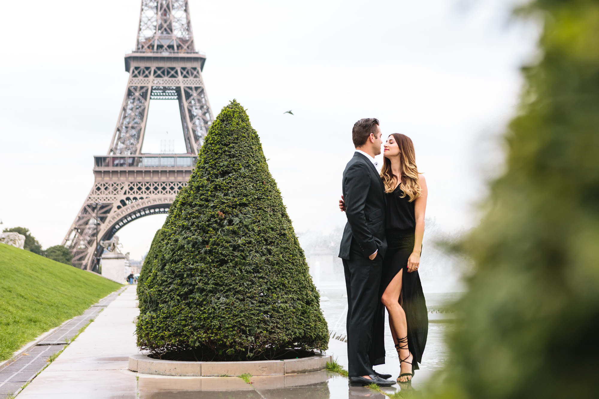 Photographer in Paris Travel Love story Eiffel Tower Couple Sesssion IheartParisfr
