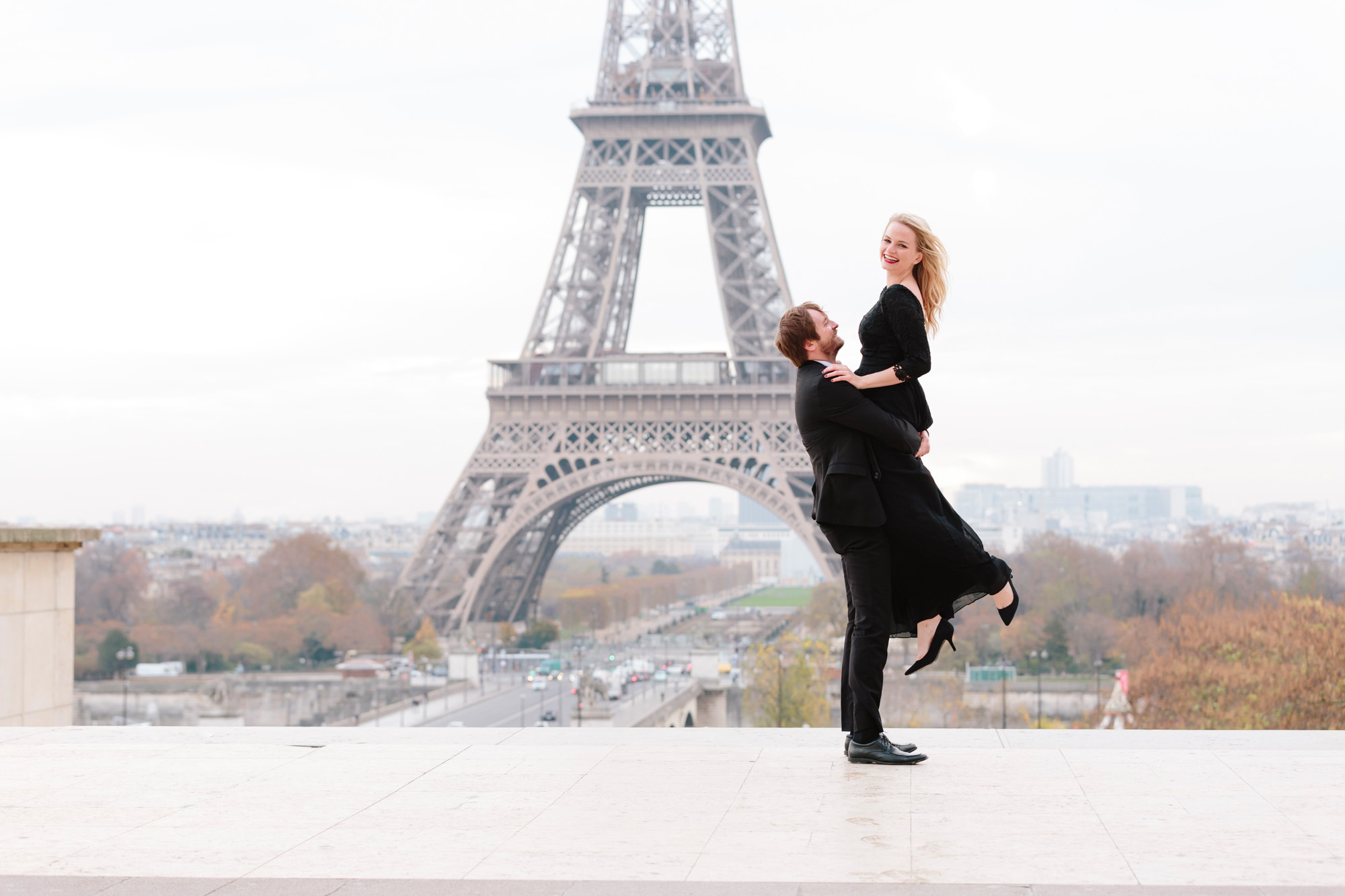 Paris Photographer Federico Guendel couple engagement session at Trocadero with the view of the Eiffel Tower