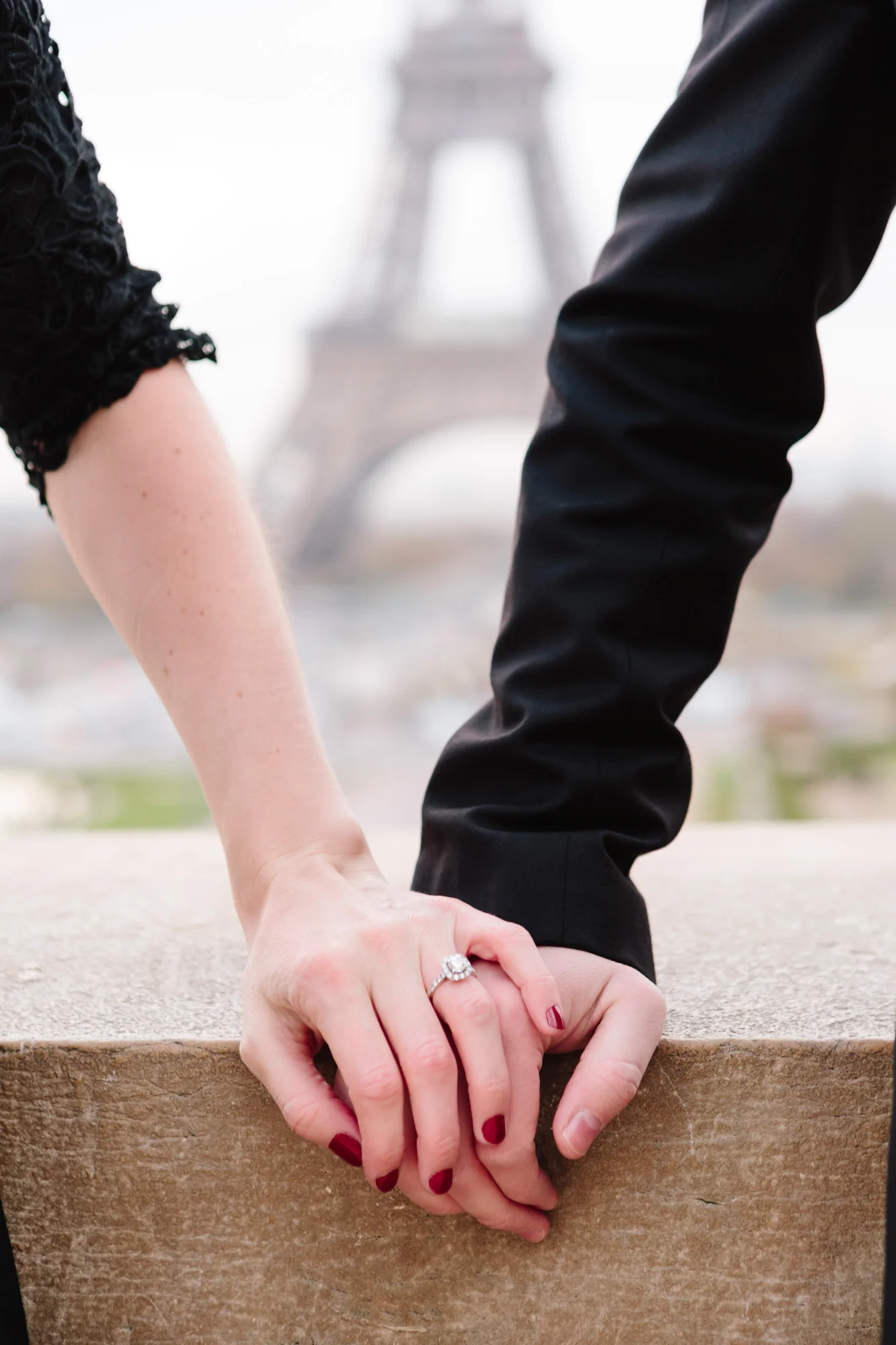 Paris Photographer Federico Guendel diamond engagement ring close up photograph at Trocadero with the view of the Eiffel Tower