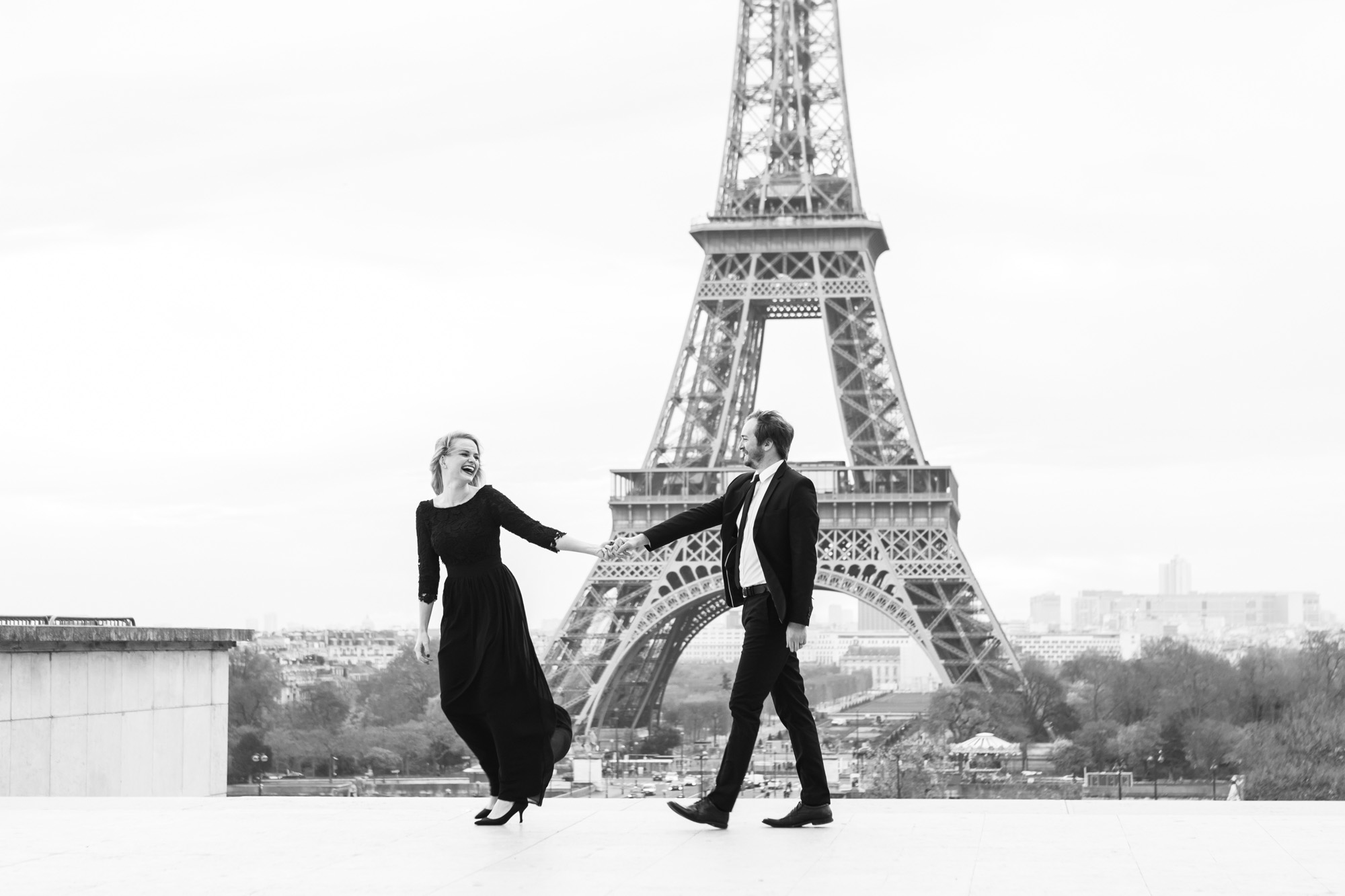 Paris Photographer Federico Guendel couple engagement session at Trocadero with the view of the Eiffel Tower black and white photograph