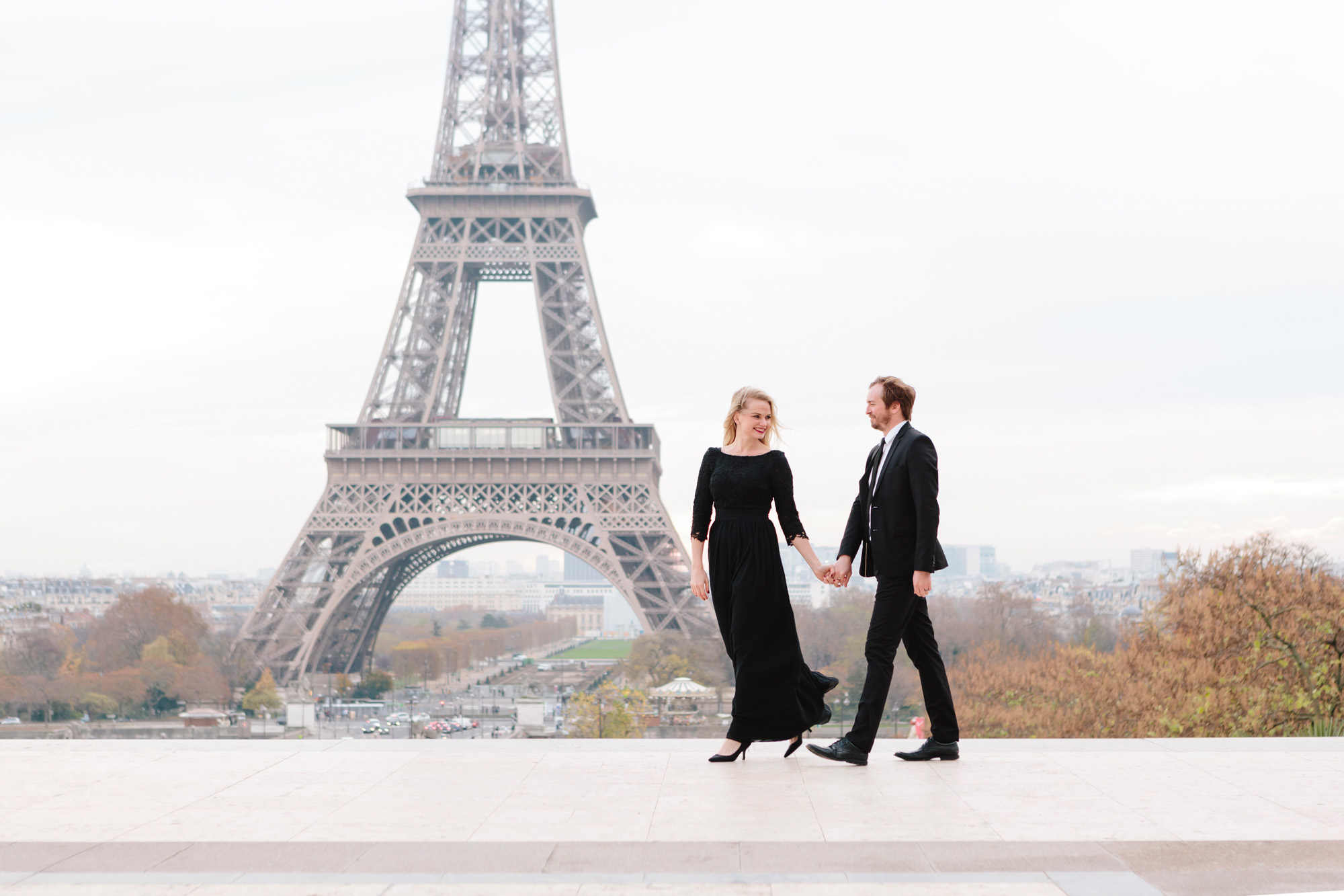 Couple engagement session steps at Trocadero with the view of the Eiffel Tower captured by Photographer in Paris Federico Guendel
