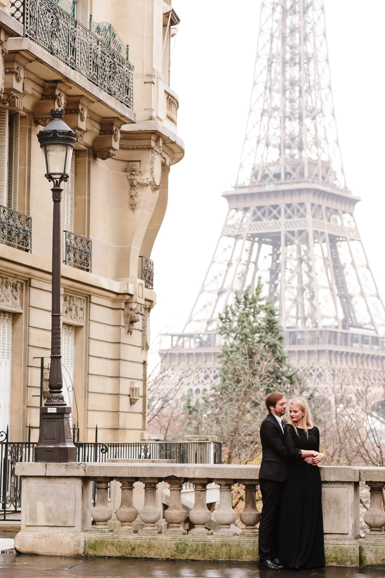 Photographer in Paris Federico Guendel captured couple engagement portrait by the Eiffel Tower at Passy Avenue de Camoens