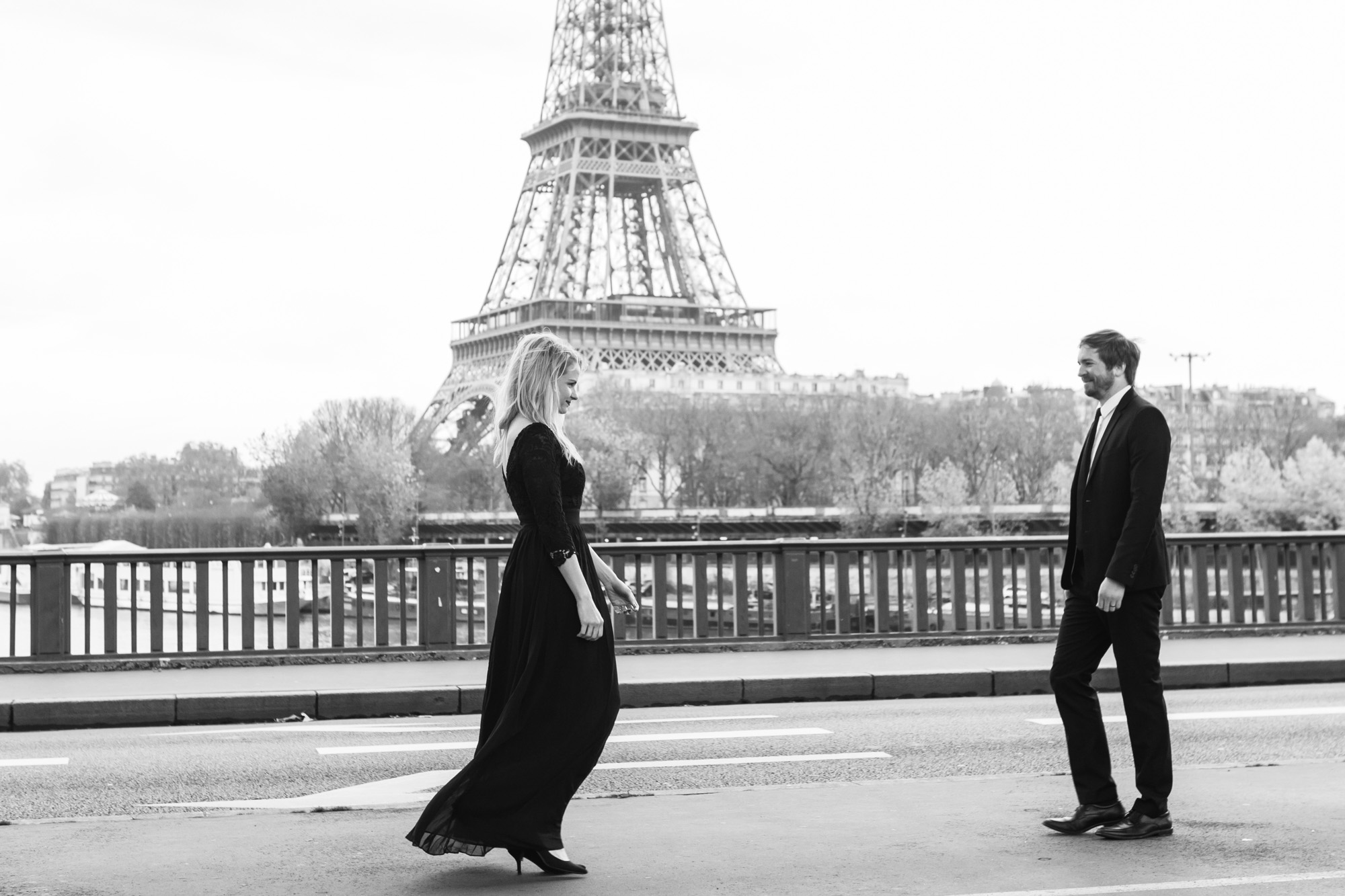 Paris Photographer Federico Guendel captured couple engagement portrait in black and white by the Eiffel Tower at Pont Bir Hakeim