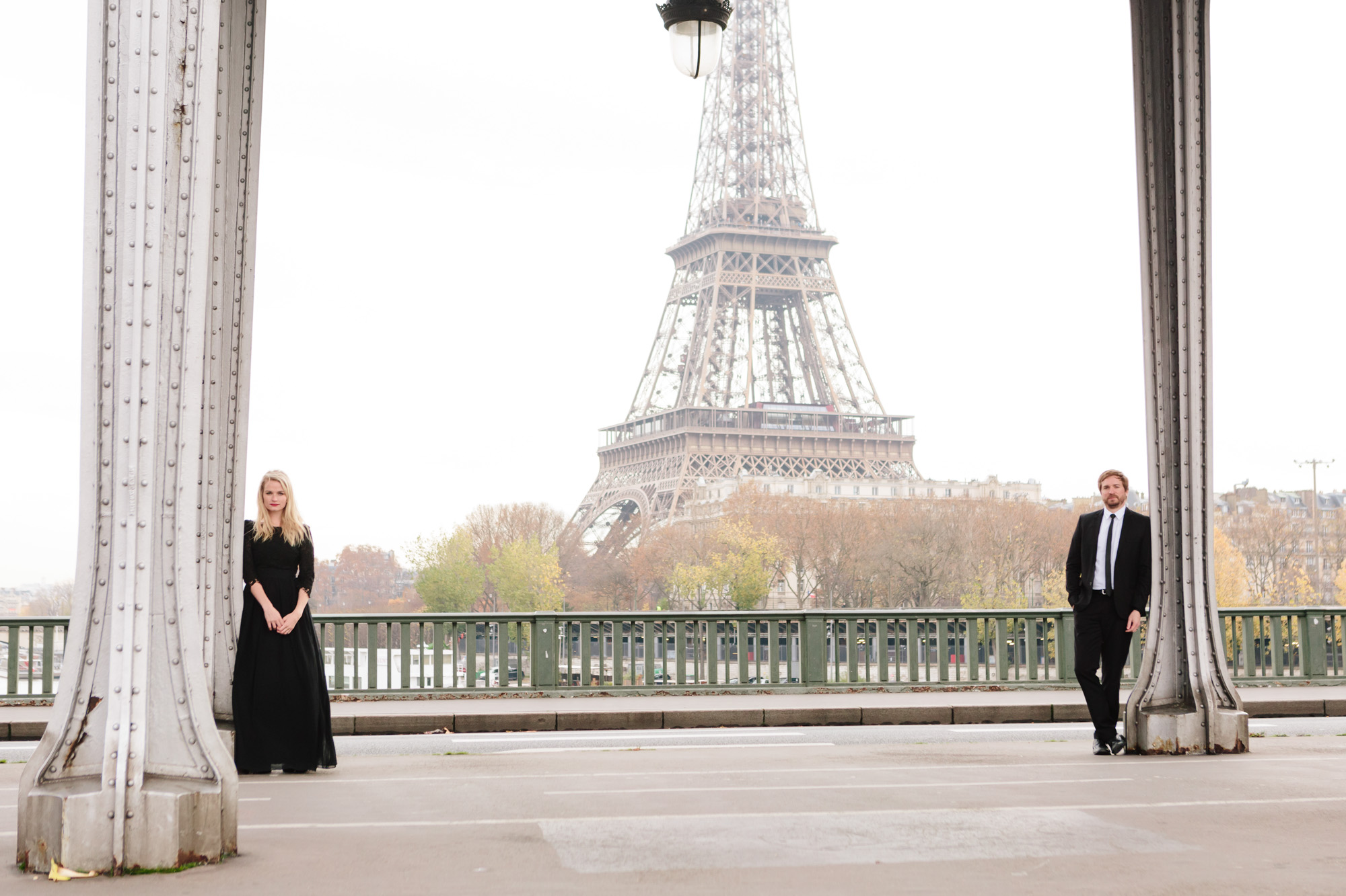 Paris Photographer Federico Guendel captured couple engagement session with the view of the Eiffel Tower at Pont Bir Hakeim