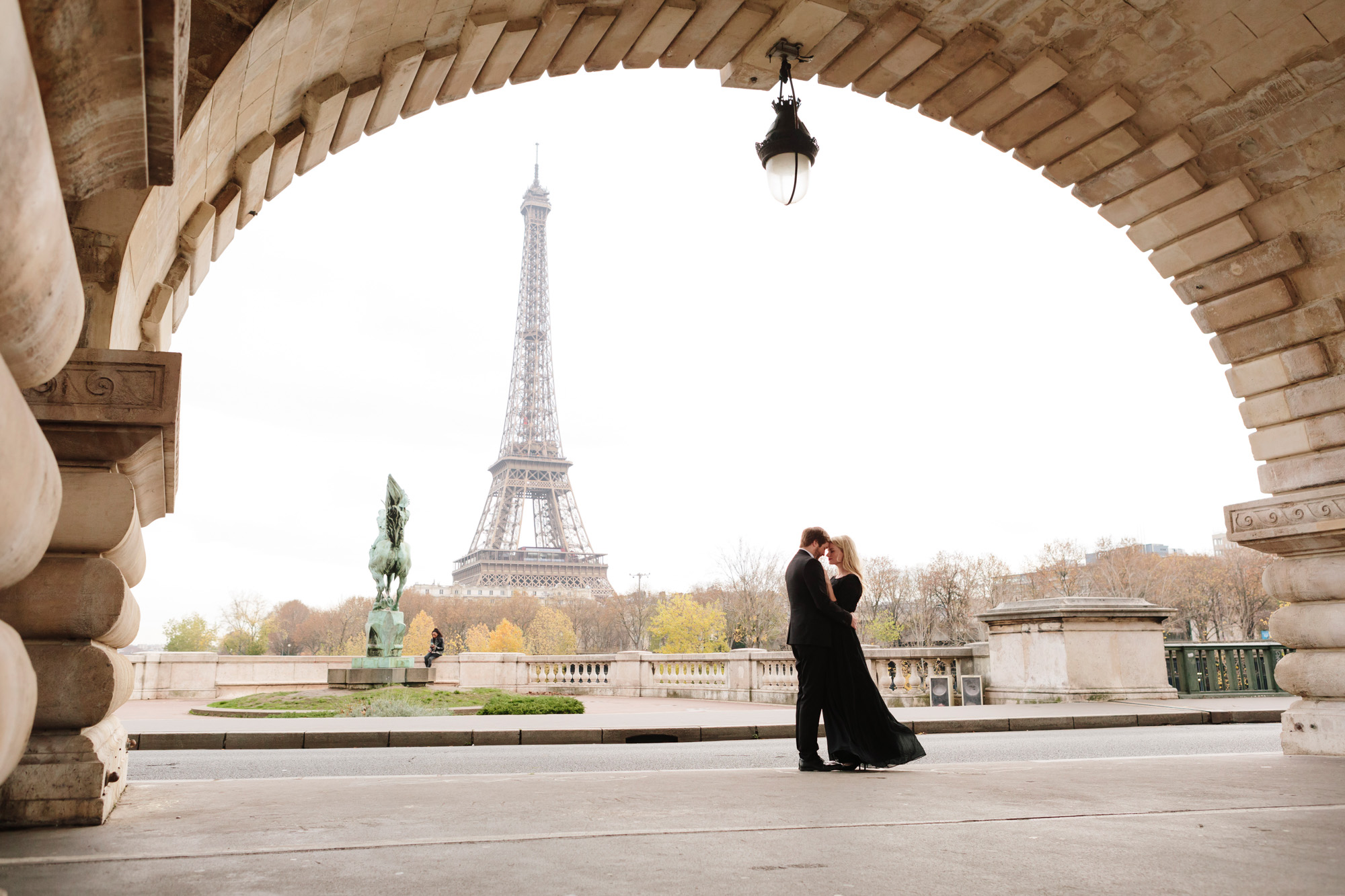 Paris Photographer Federico Guendel captured couple engagement session with the view of the Eiffel Tower at Bir Hakeim Bridge