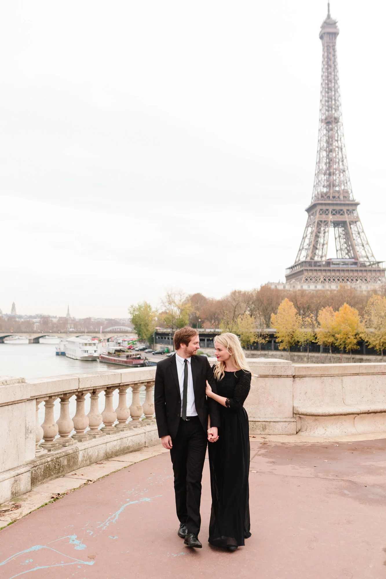 Photographer in Paris Federico Guendel captured couple engagement portrait with the view of the Eiffel Tower at Bir Hakeim Bridge